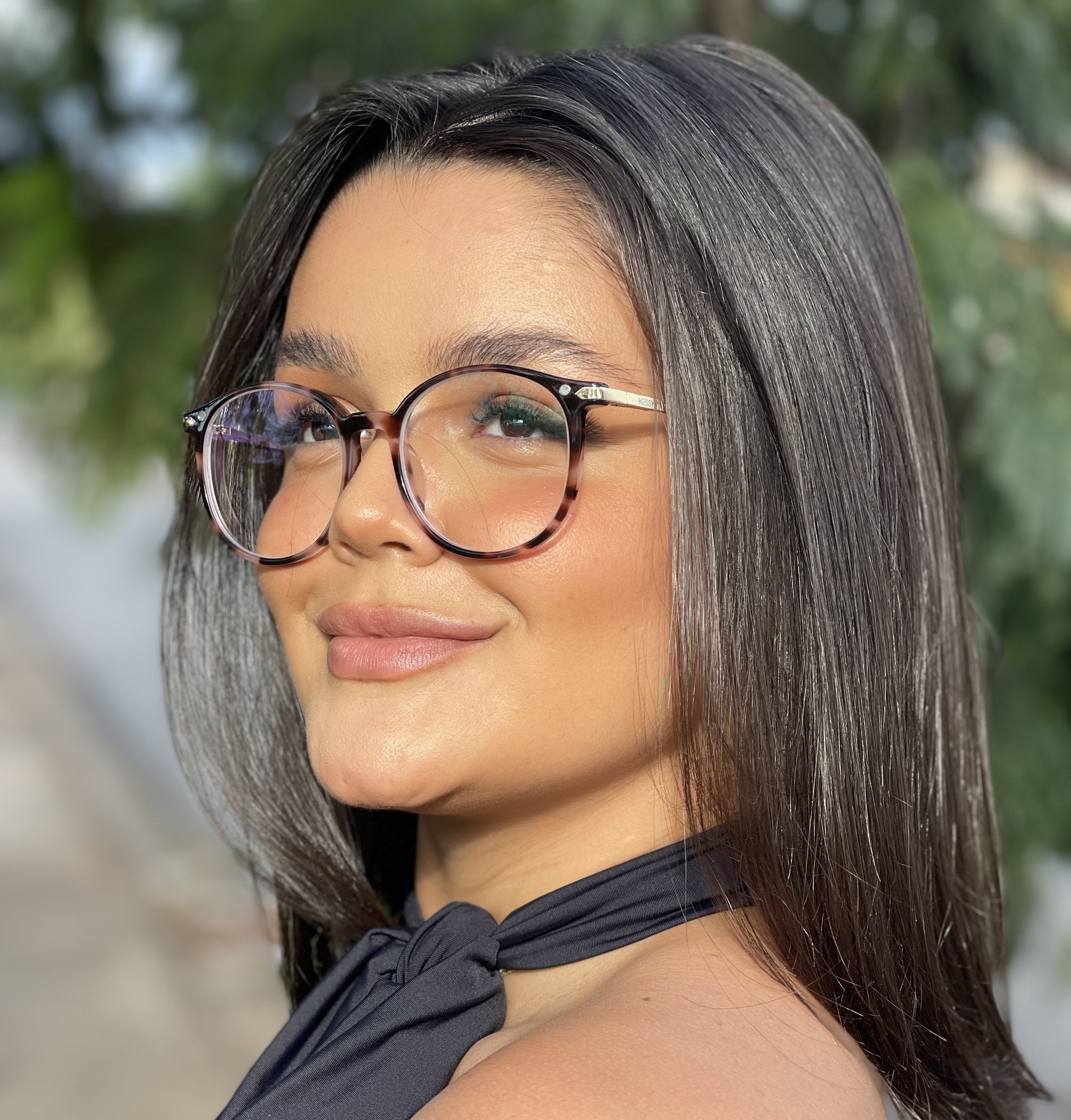 files/oculos-de-grau-kessy-940_demi_rosto_4ba6a4ef-1935-40f2-ac5c-29a3a033ee25.jpg