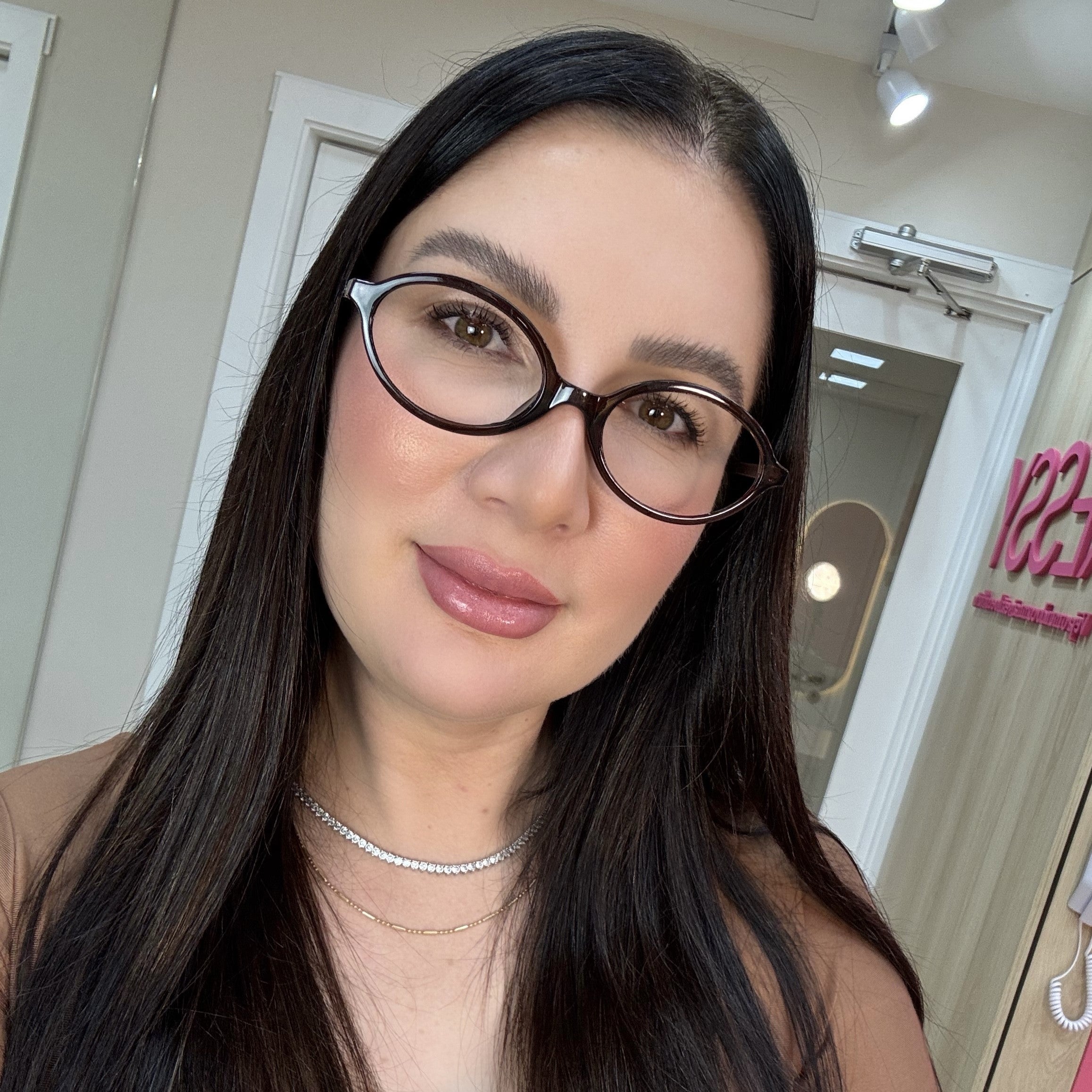 files/oculos_de_grau_feminino_345_marrom_rosto.jpg
