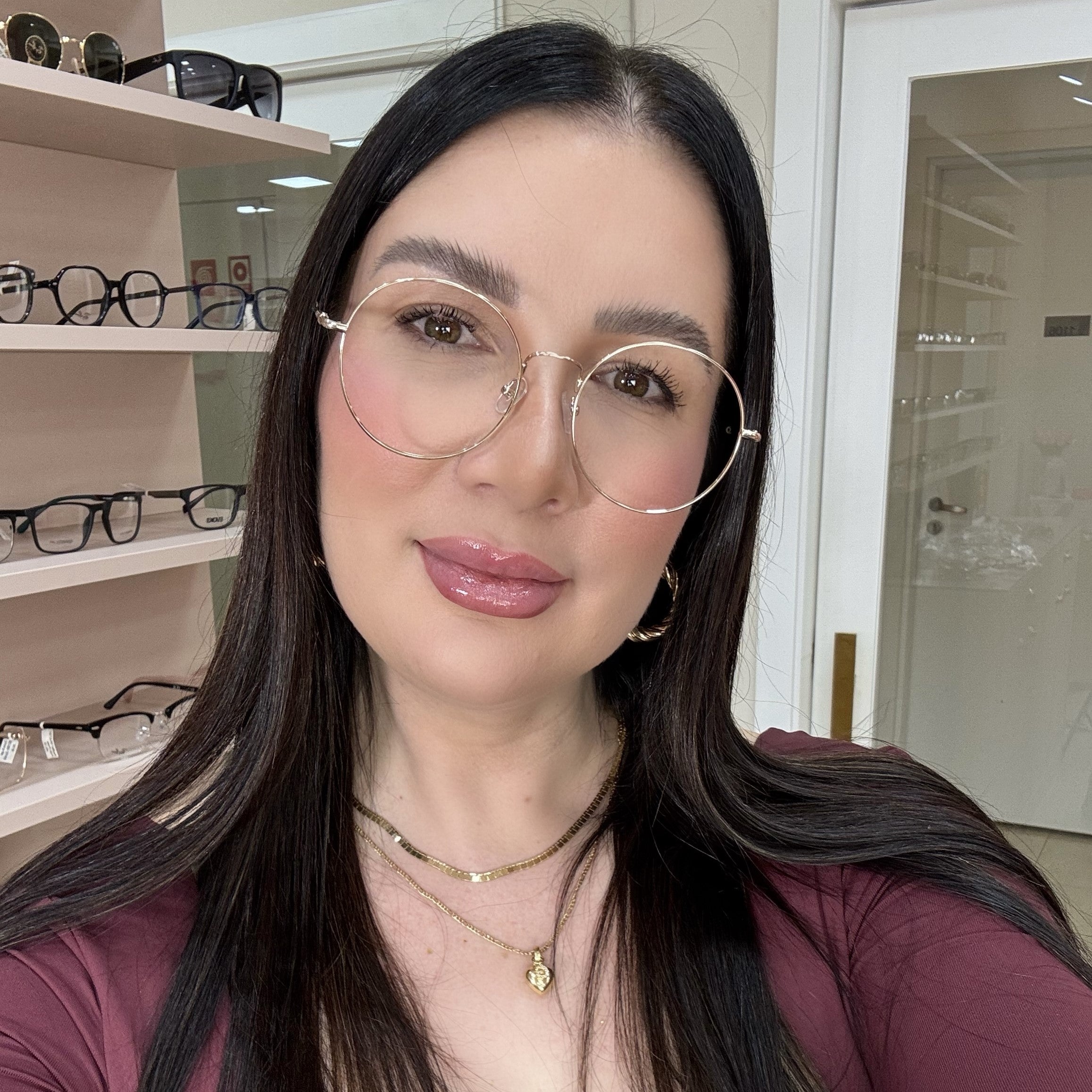files/oculos_de_grau_feminino_kessy_157_dourado_rosto.jpg