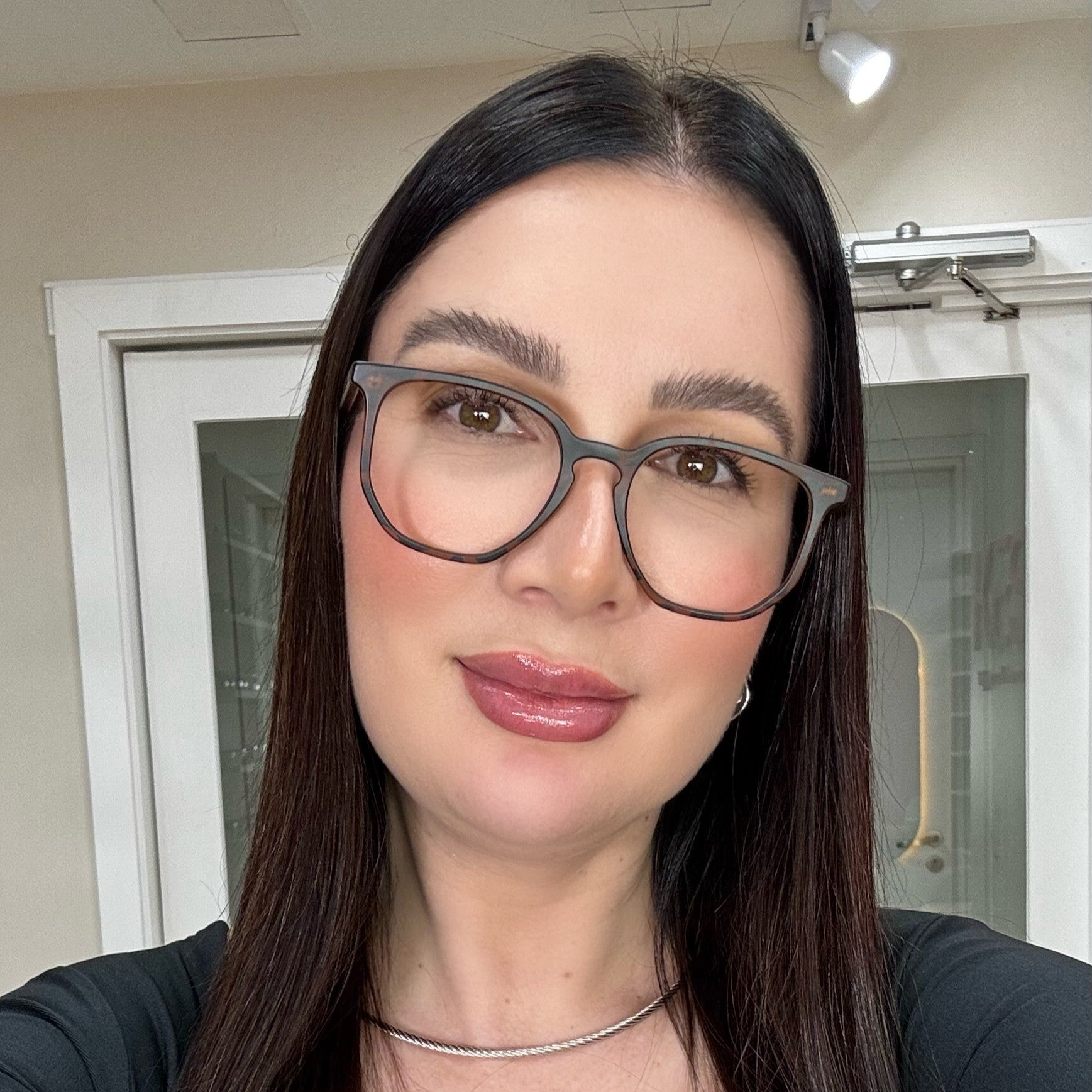 files/oculos_de_grau_feminino_kessy_252_demi_rosto.jpg