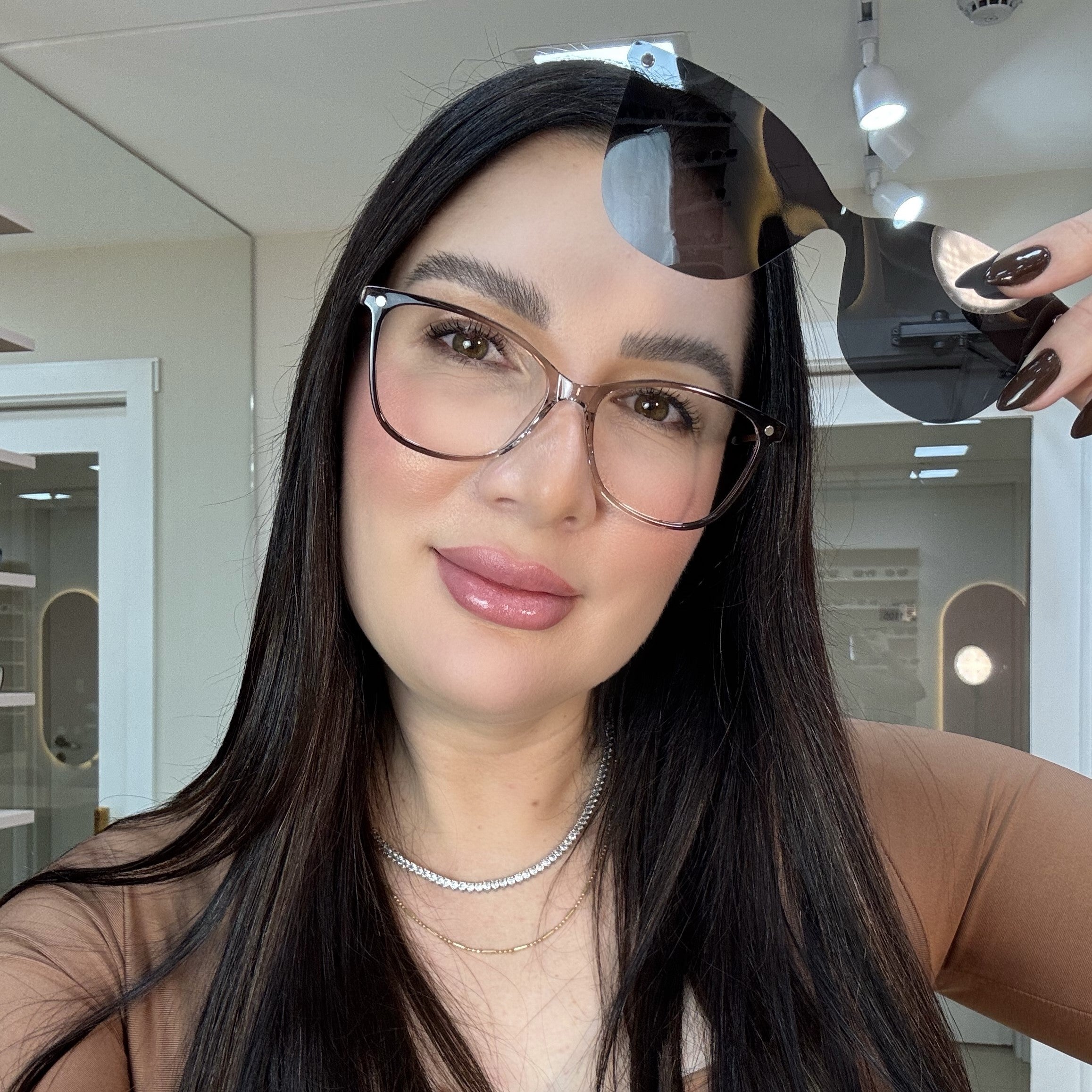 files/oculos_de_grau_feminino_kessy_323_marrom_degrade_rosto.jpg