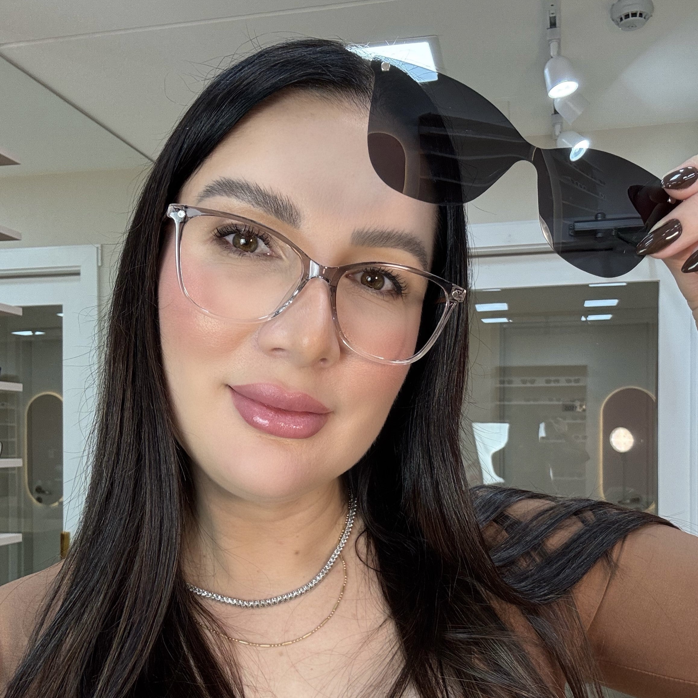 files/oculos_de_grau_feminino_kessy_323_transparente_preto_rosto.jpg