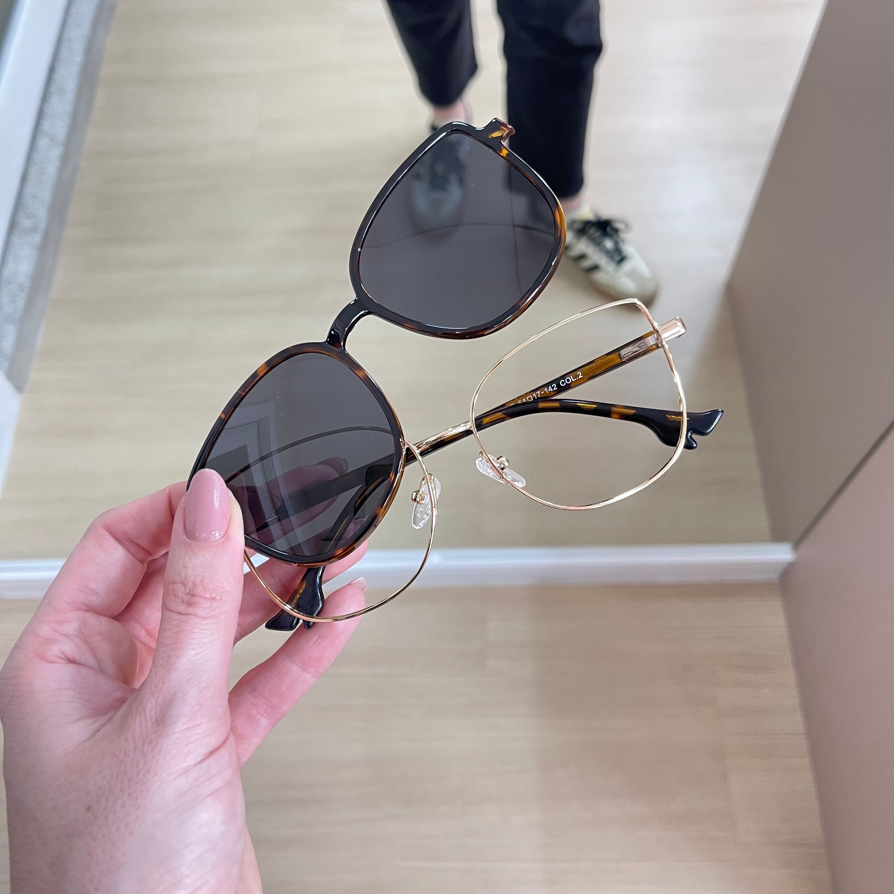 files/oculos_de_grau_feminino_kessy_590_dourado_demi_3.heic