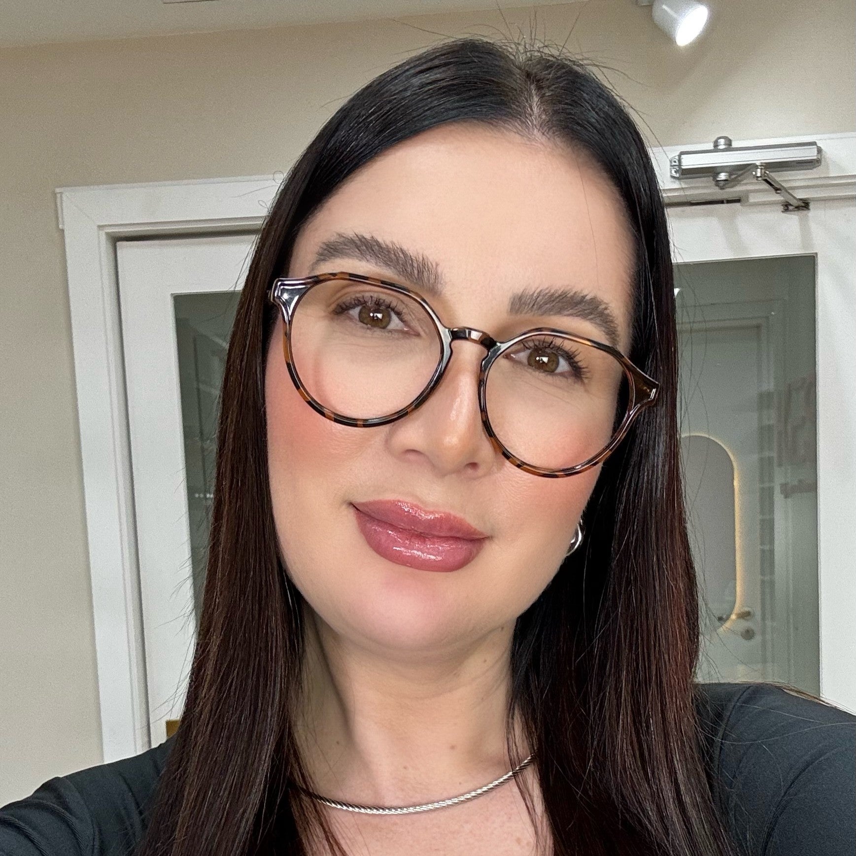 files/oculos_de_grau_feminino_kessy_708_demi_rosto.jpg