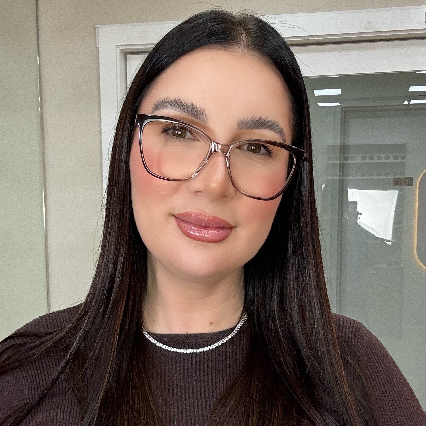 files/oculos_de_grau_kessy_feminino_271_marrom_degrade_rosto.jpg