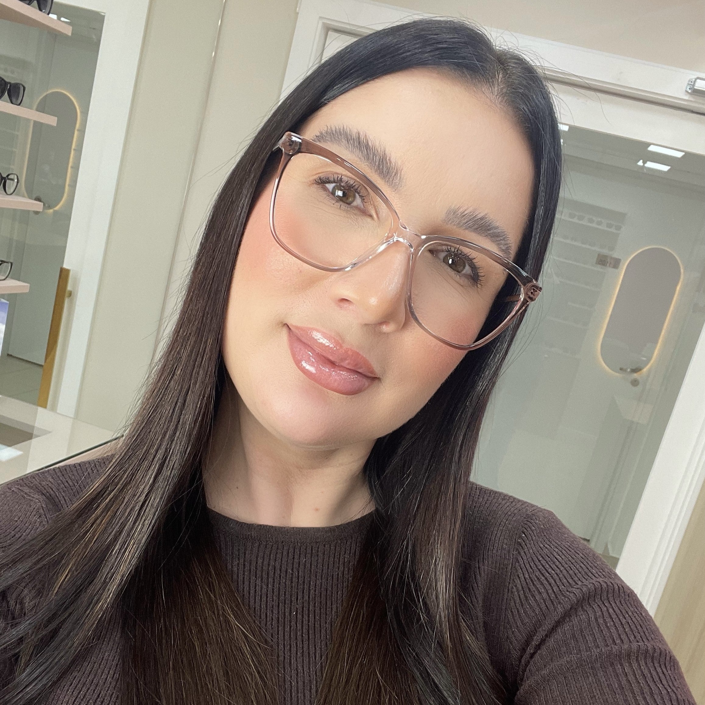 files/oculos_de_grau_kessy_feminino_271_transparente_marrom_rosto.jpg