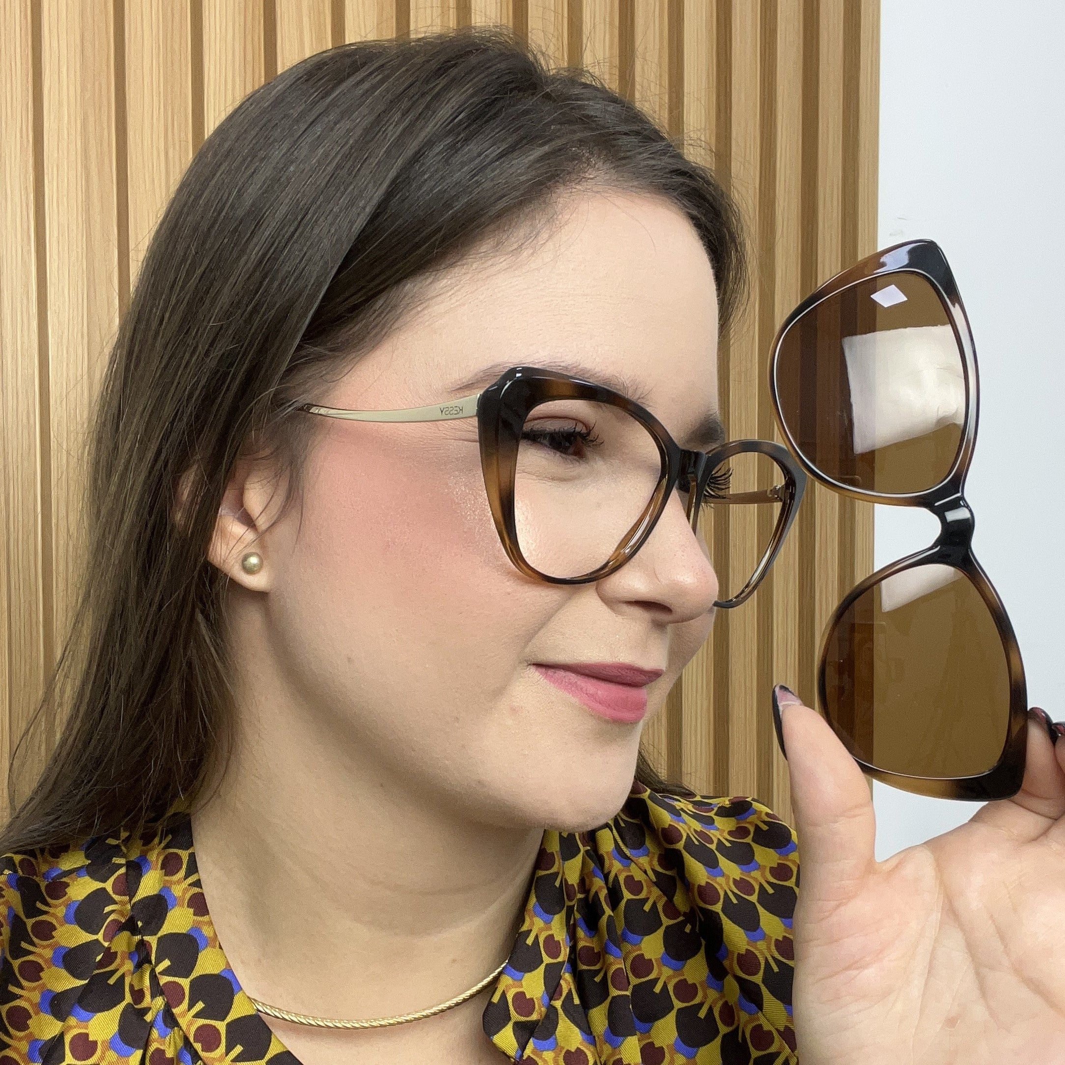 files/oculos-De-grau_kessy_391_demi_rosto.jpg