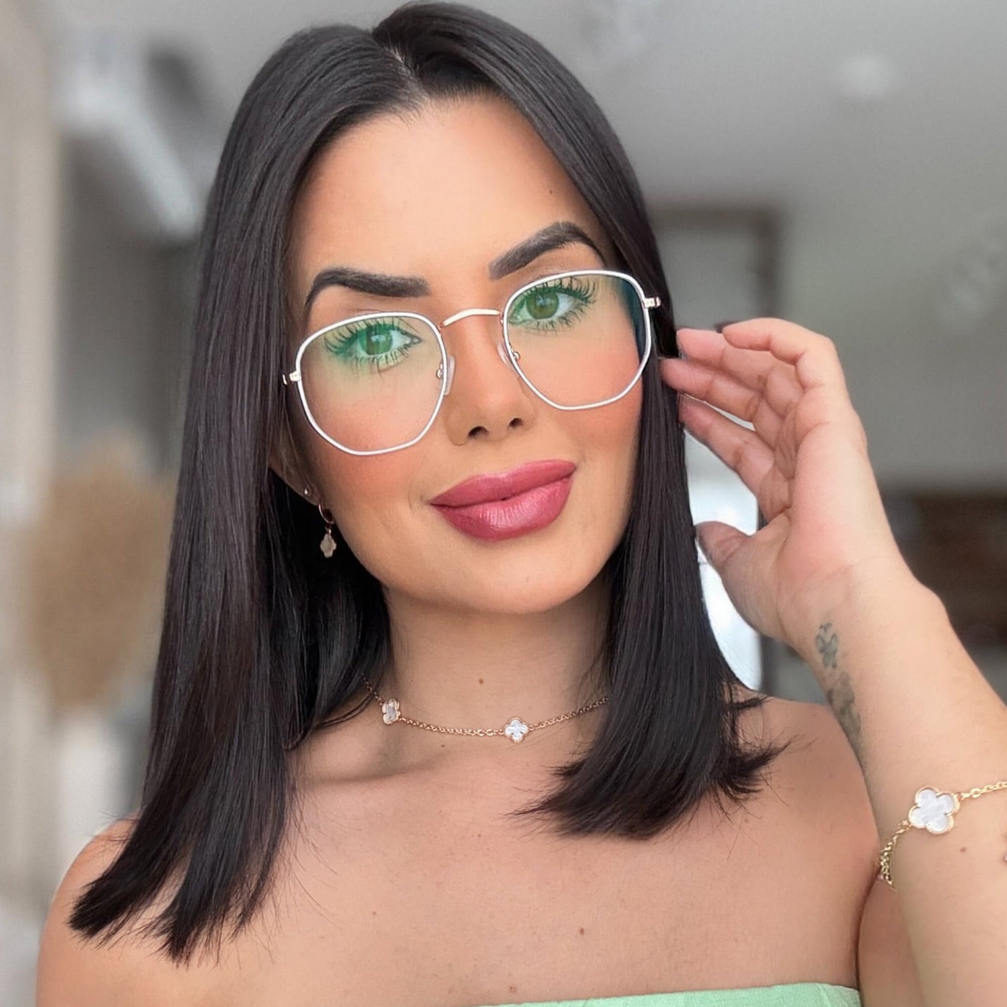 files/oculos_de_gra_kessy_955_dourado_branco_abeab6e4-fe86-4d48-9757-a0c9bc2a2692.jpg