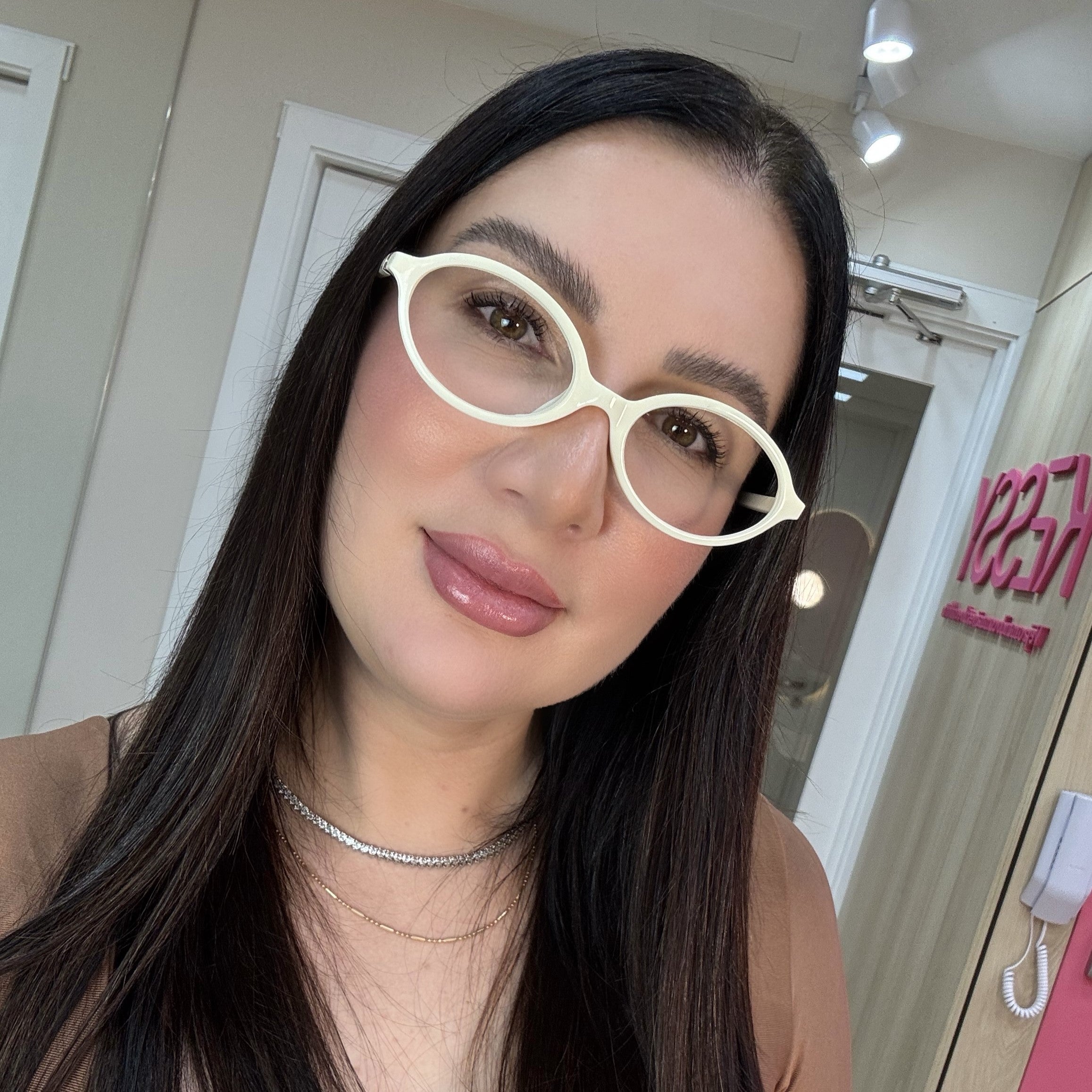 files/oculos_de_grau_feminino_345_off_white_rosto.jpg