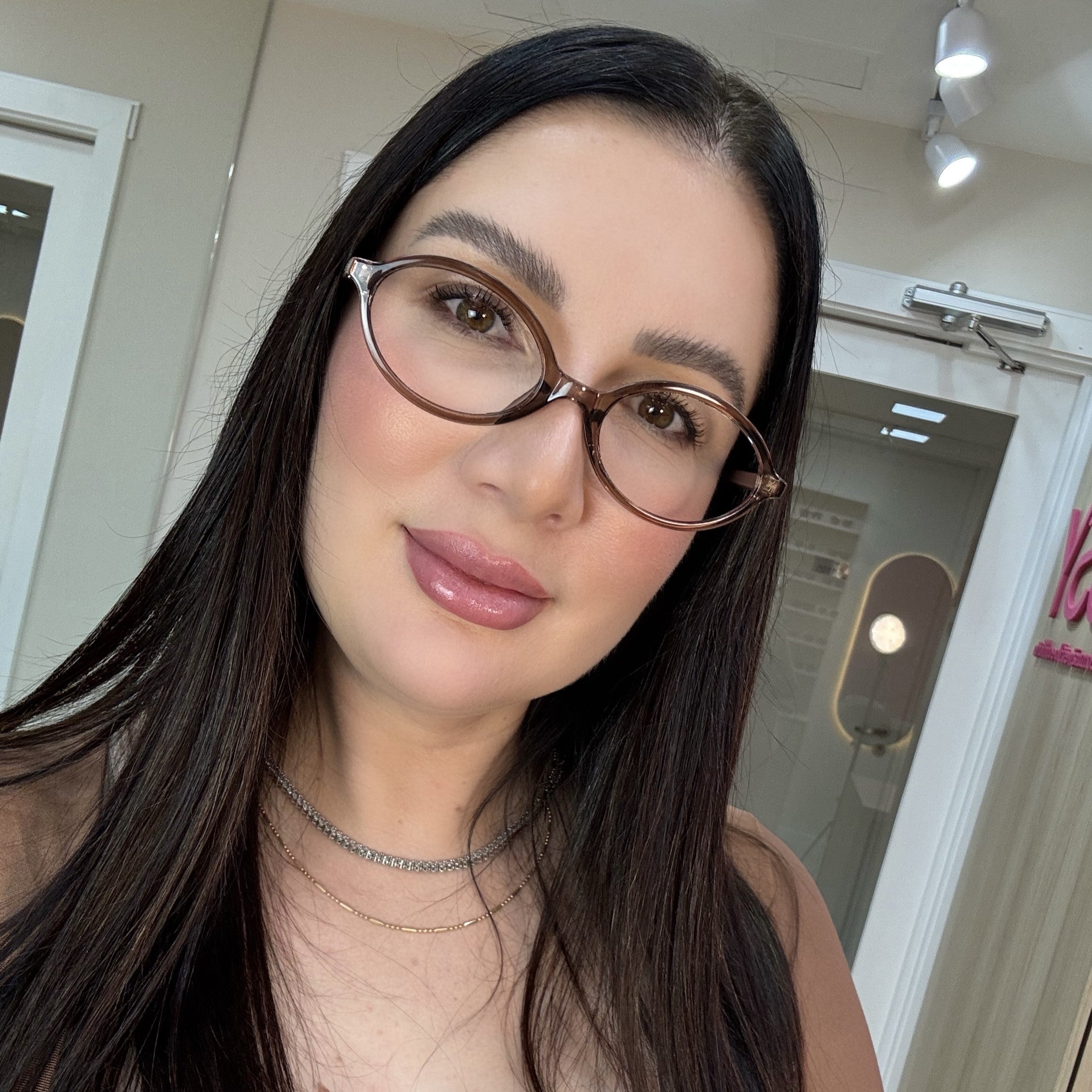 files/oculos_de_grau_feminino_345_transparente_marrom_rosto.jpg