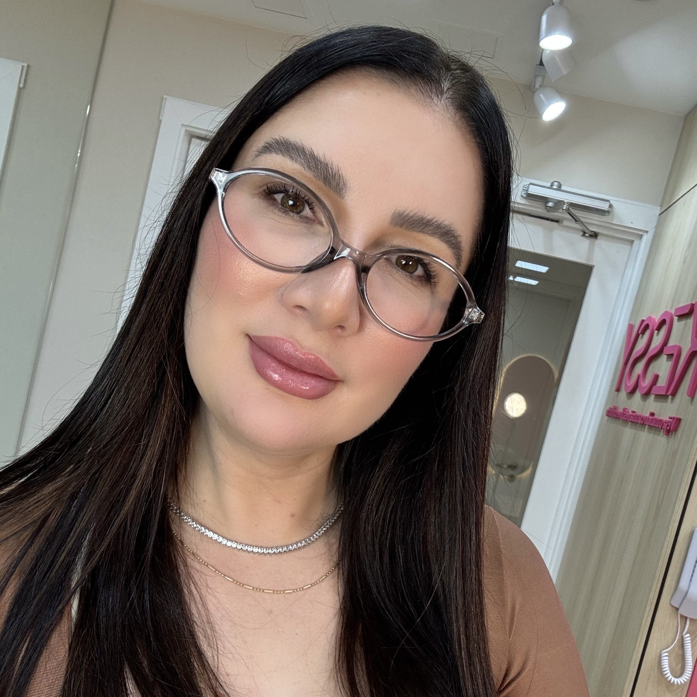 files/oculos_de_grau_feminino_345_transparente_preto_rosto.jpg