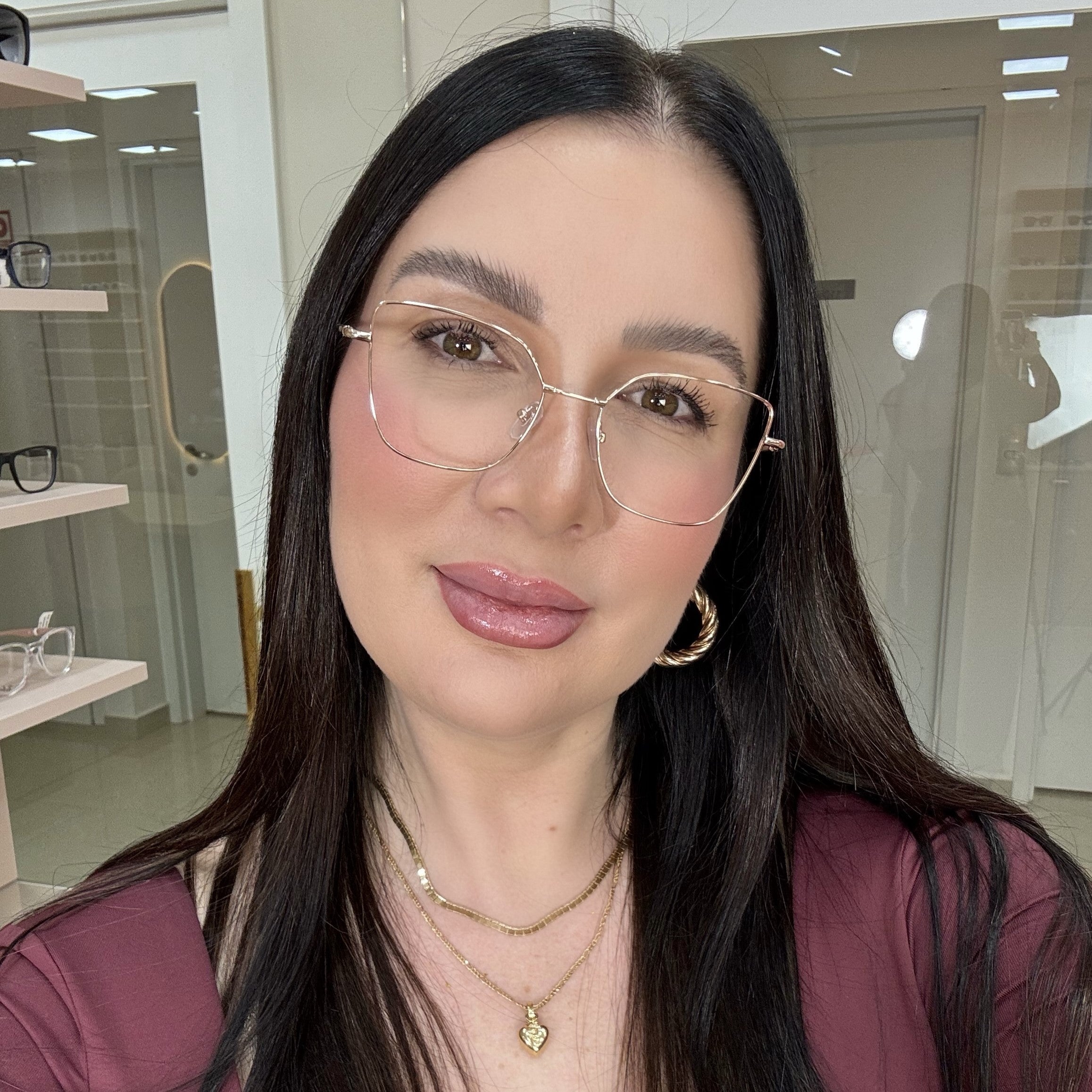 files/oculos_de_grau_feminino_kessy_156_dourado_rosto.jpg