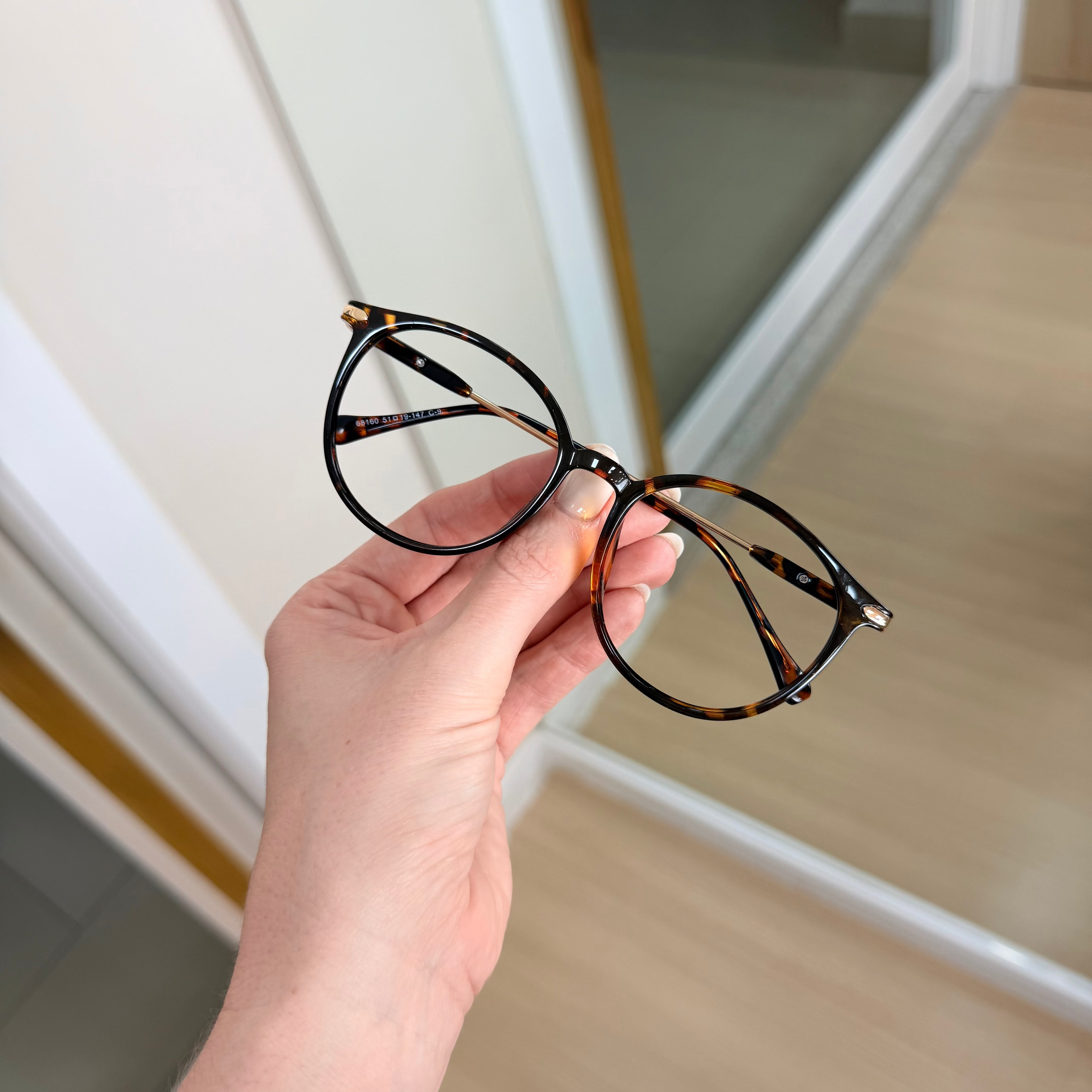 files/oculos_de_grau_feminino_kessy_935_demi_mao.heic
