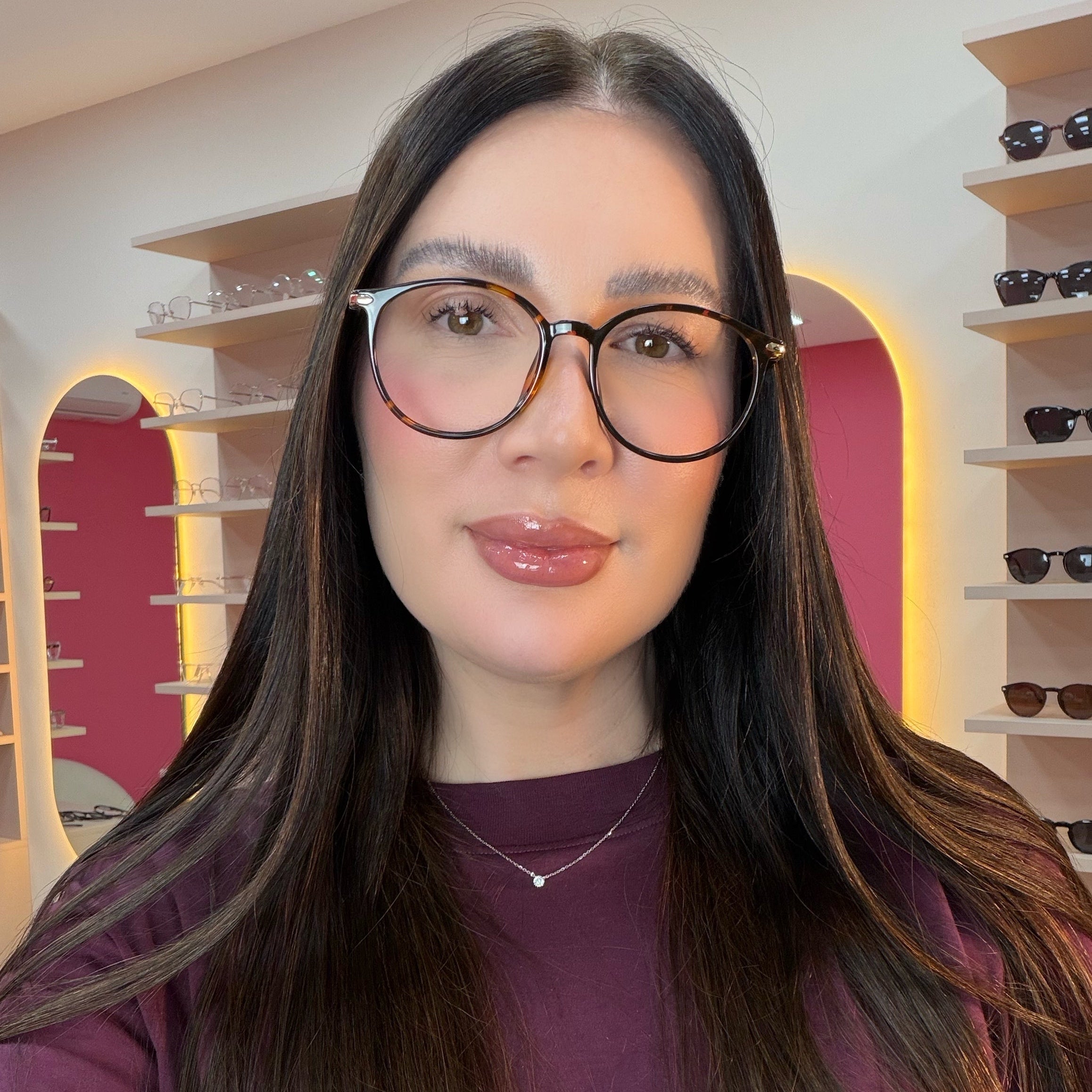 files/oculos_de_grau_feminino_kessy_935_demi_rosto.jpg