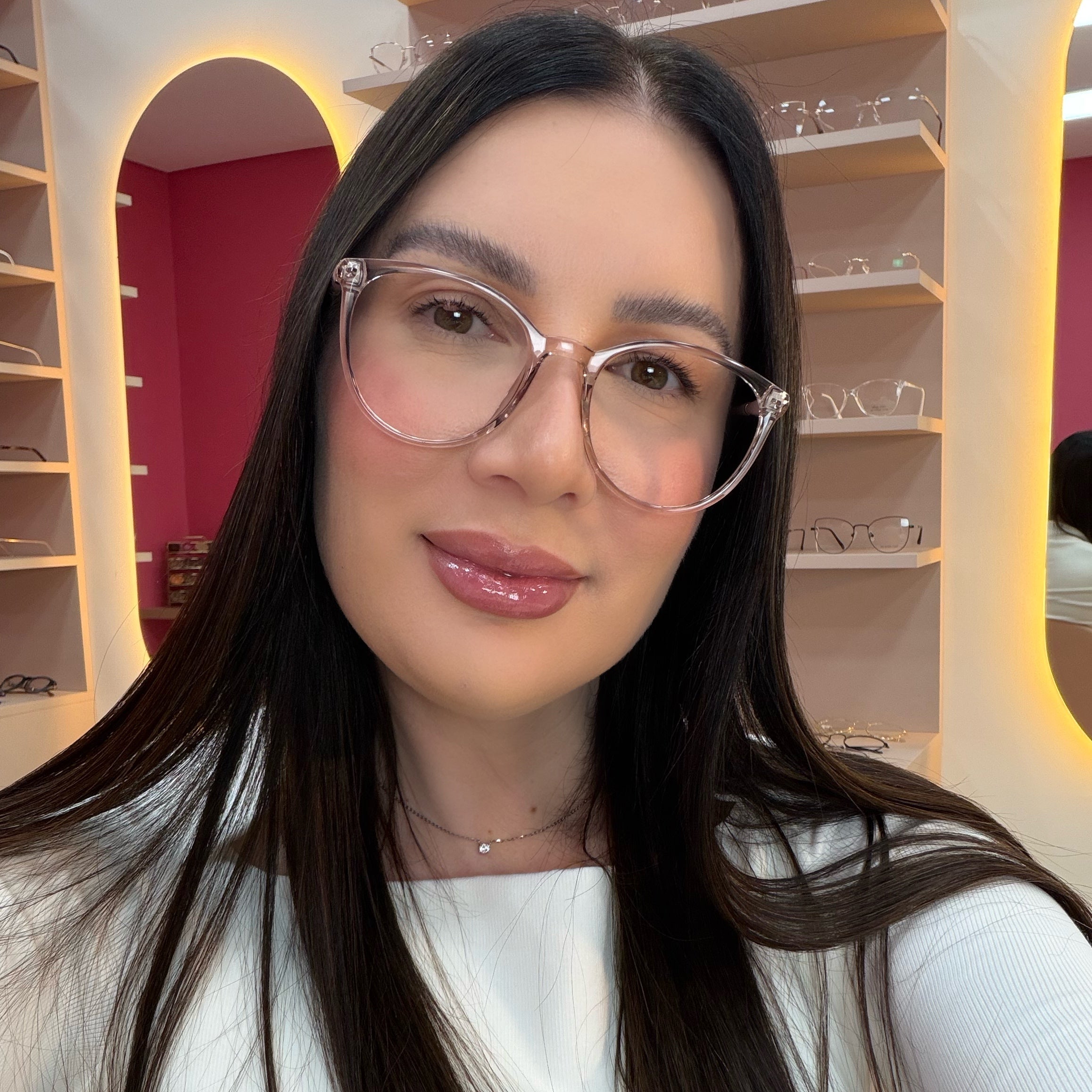 files/oculos_de_grau_kessy_136_transparente_rosa_rosto.jpg