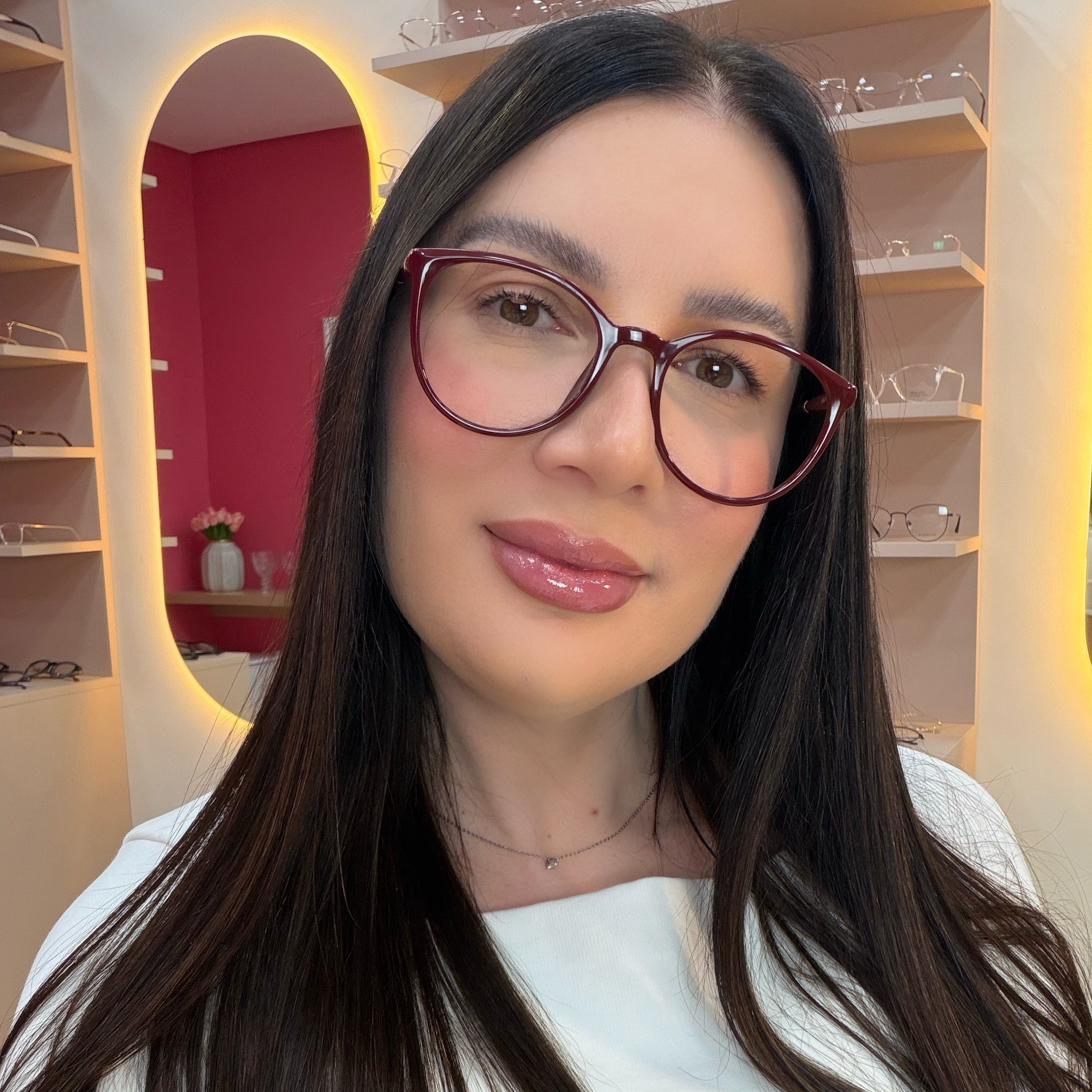 files/oculos_de_grau_kessy_136_vinho_rosto.jpg