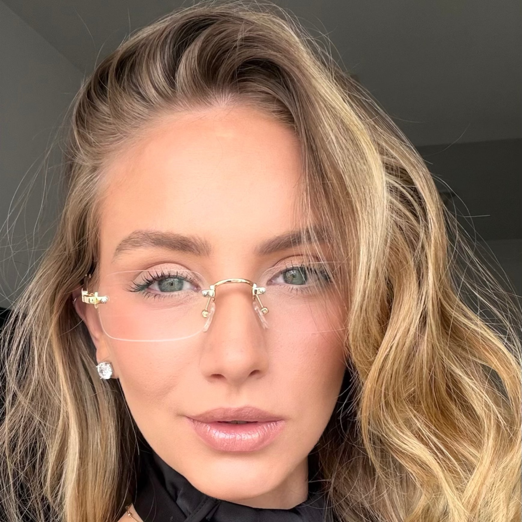 files/oculos_de_grau_kessy_212_dourado_rosto_giulia.heic