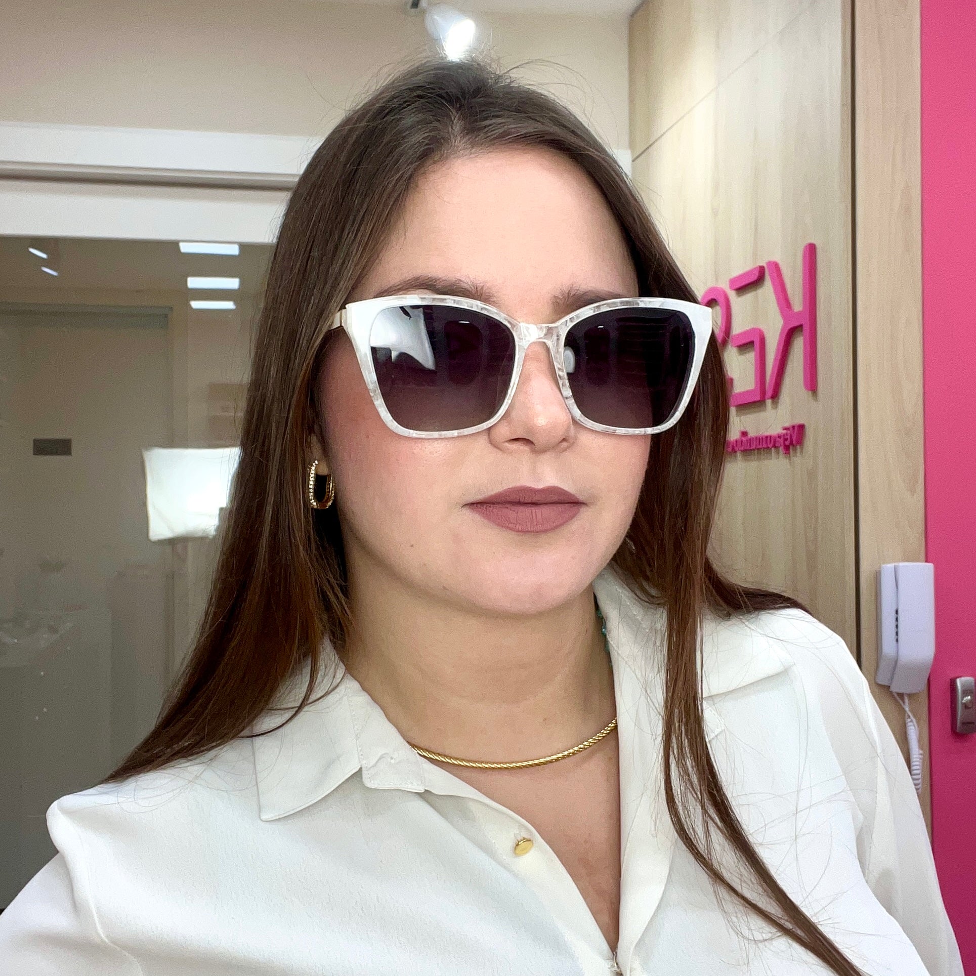 files/oculos_de_grau_kessy_293_madreperola_rosto_clip.jpg