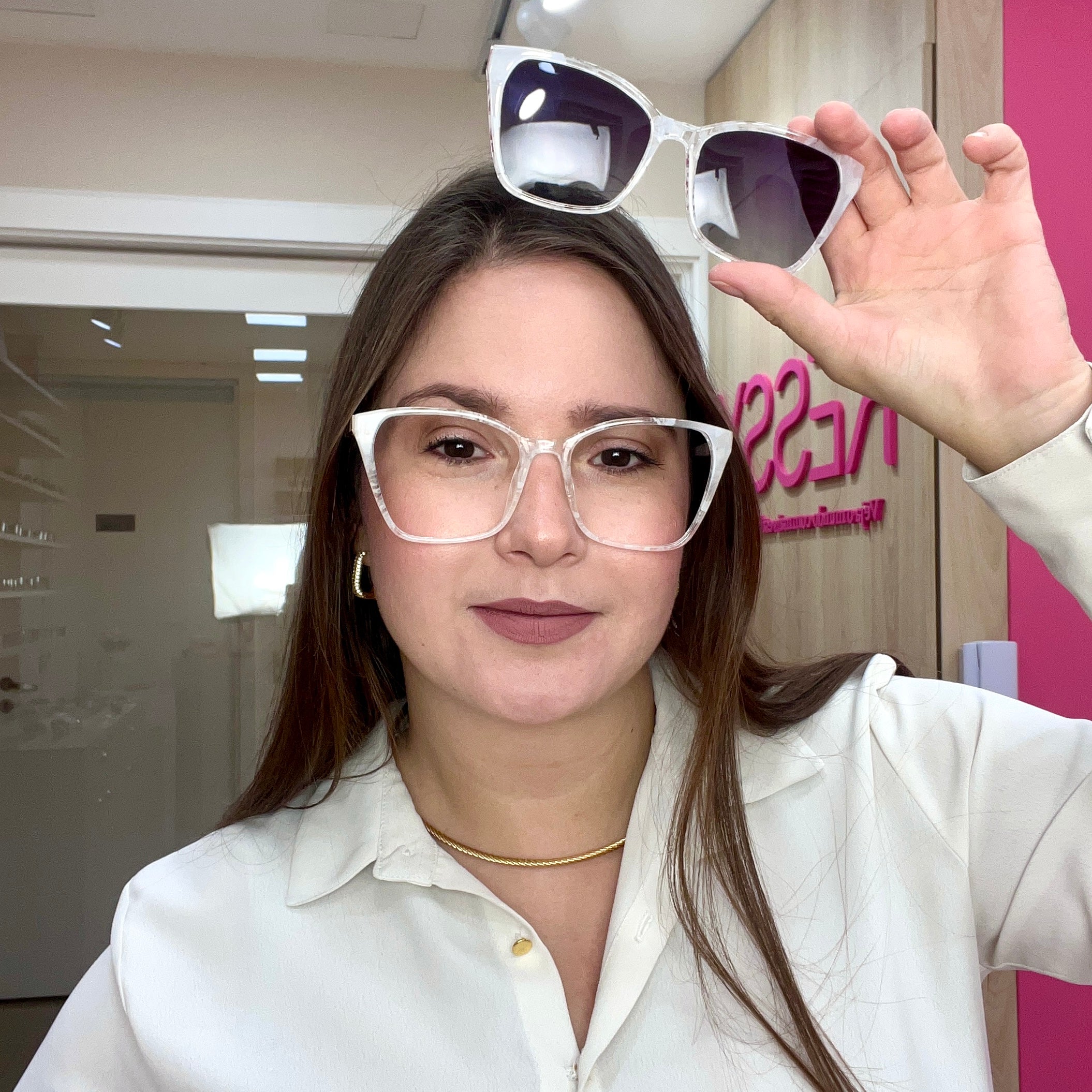 files/oculos_de_grau_kessy_293_madreperola_rosto_ea0b4e61-d440-49d2-9803-a84657a95900.jpg