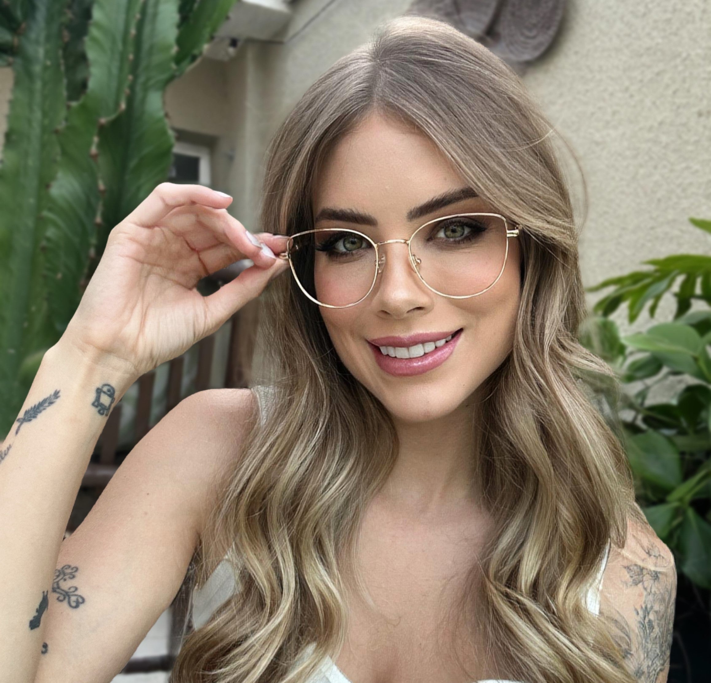 files/oculos_de_grau_kessy_315_classico_dourado_rosto_189bc0b9-e4d8-4c1d-8a8d-0ae386ded134.jpg