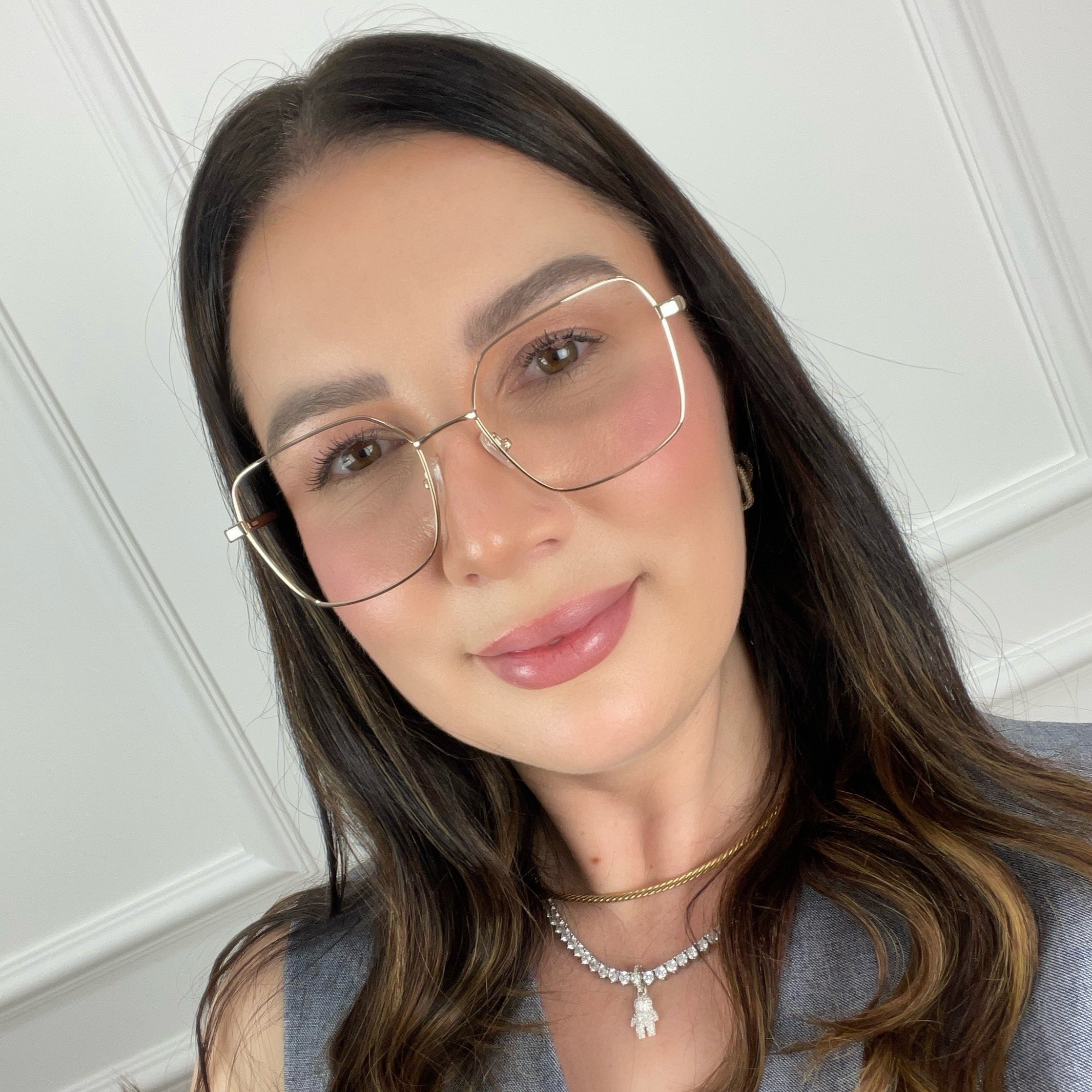 files/oculos_de_grau_kessy_400_dourado_rosto_0fc370aa-4604-4e10-9352-19e7271816c3.jpg