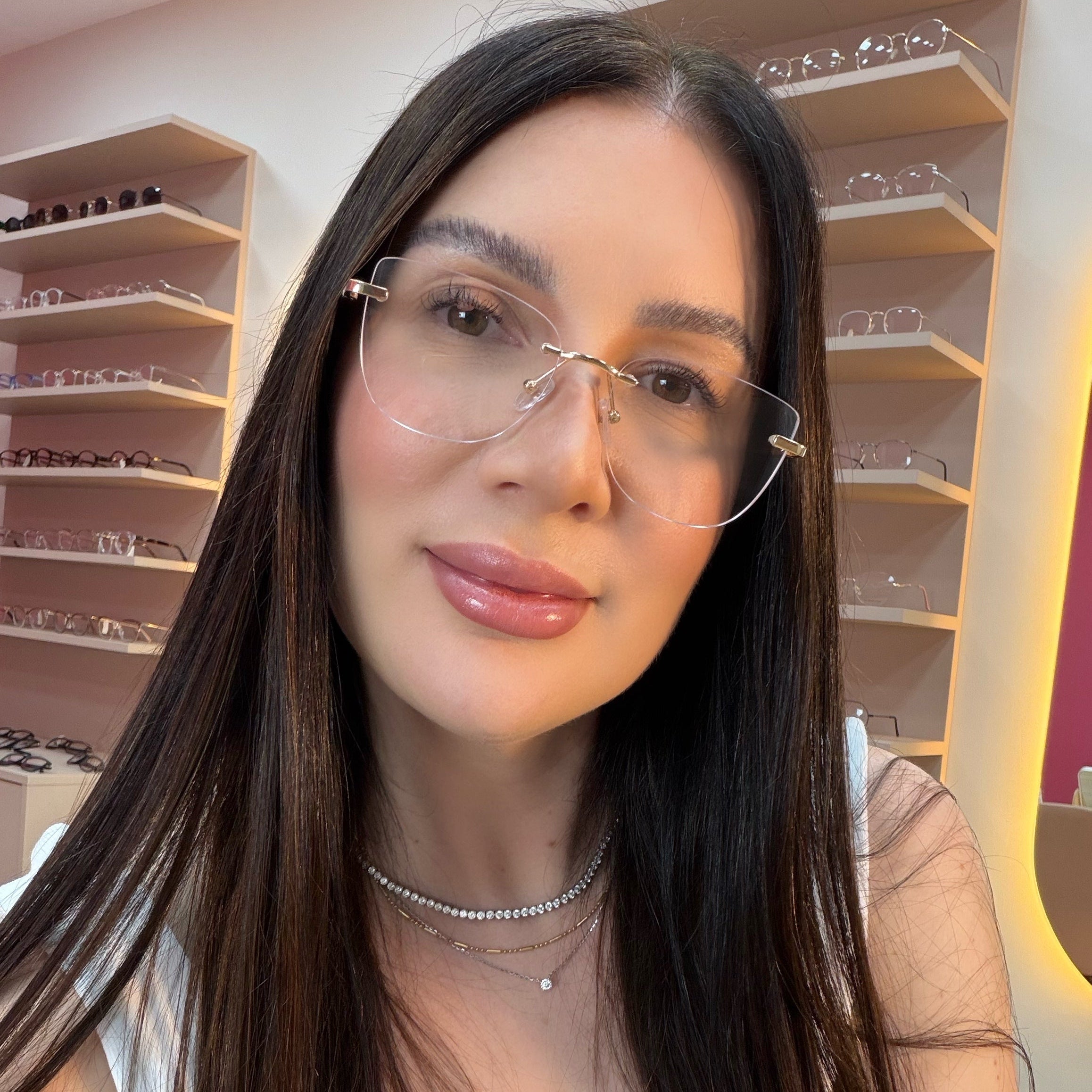 files/oculos_de_grau_kessy_485_dourado_rosto.jpg