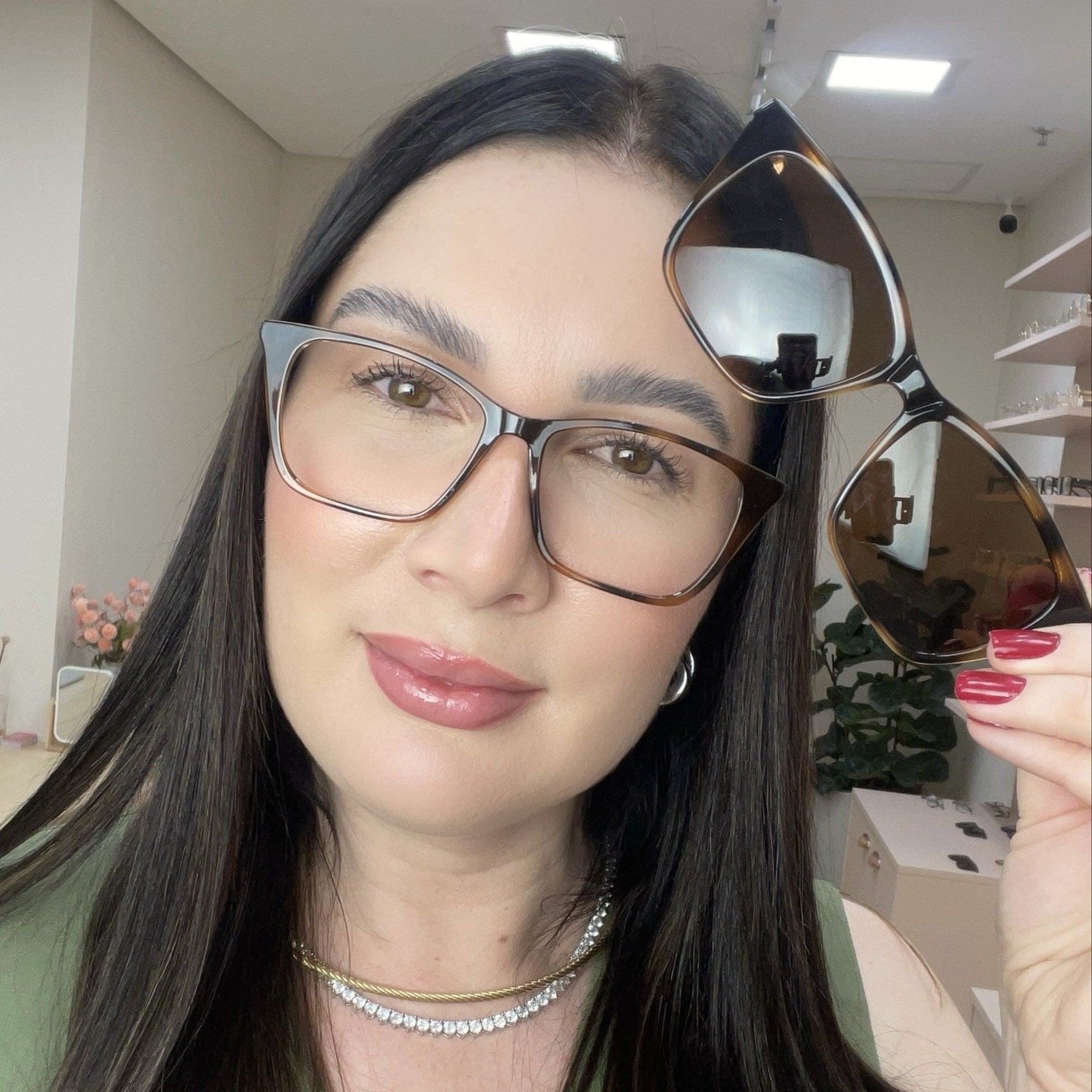files/oculos_de_grau_kessy_709_demi_rosto_1341e61b-b8f7-4f03-9fb1-59bec665f424.jpg