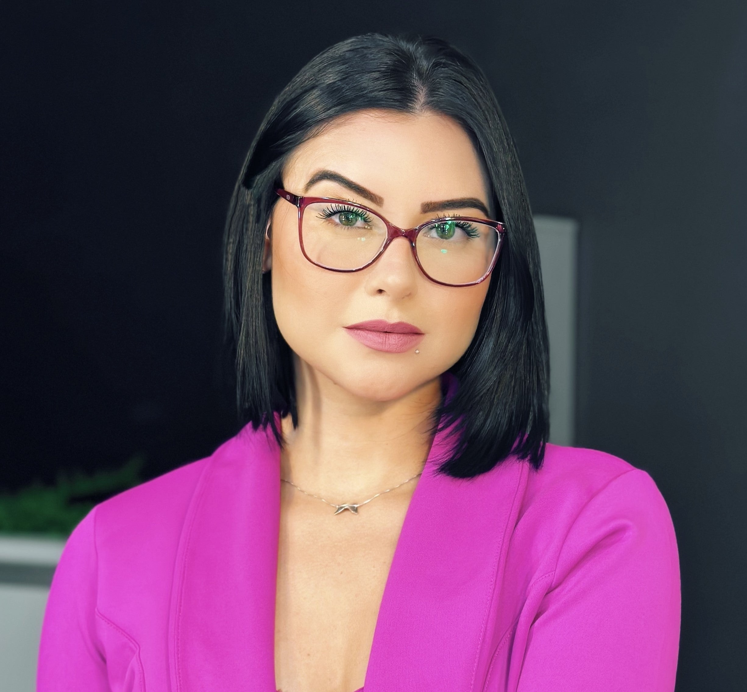 files/oculos_de_grau_kessy_910_vinho_rosto_a057586f-7f05-446c-bed7-e1cd16d2b138.jpg