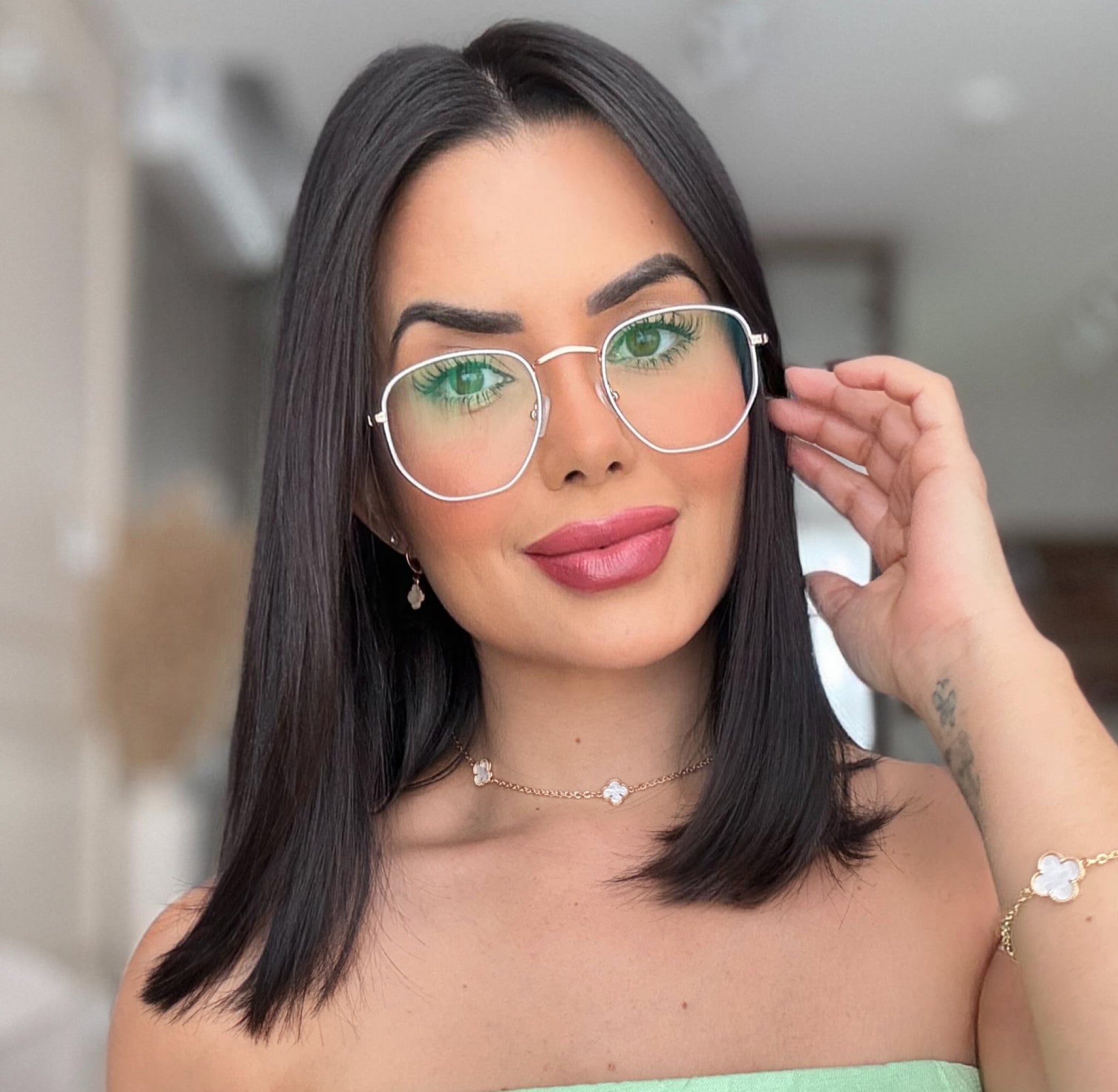 Modelo feminina utilizando óculos de grau feminino Ícones navegacionais