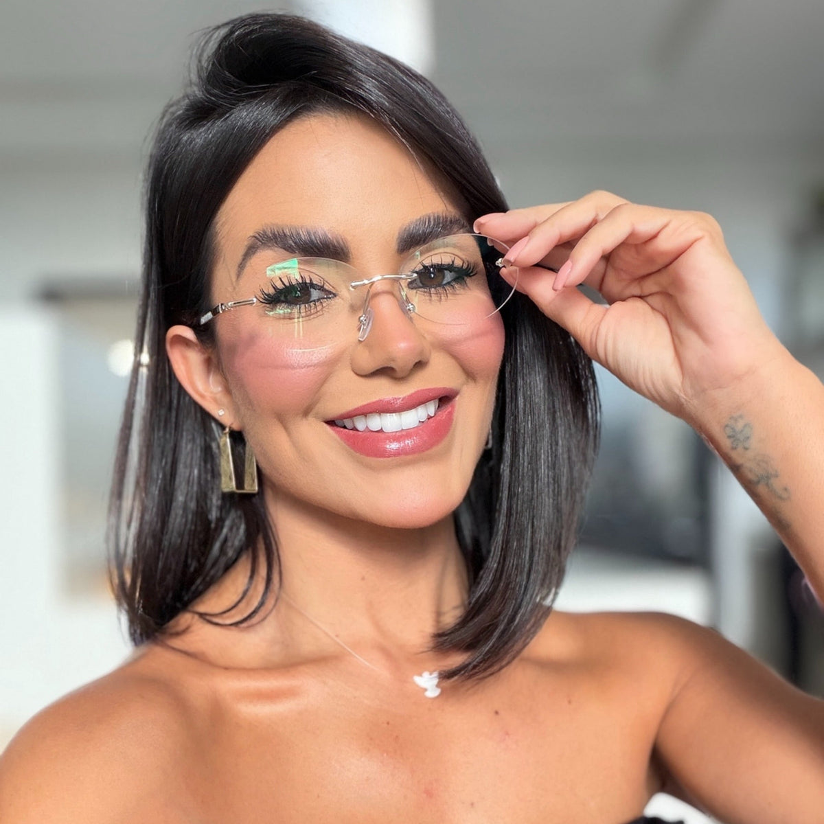 files/oculos_de_grau_kessy_feiminino_389_dourado_rosto_Joyce2.jpg