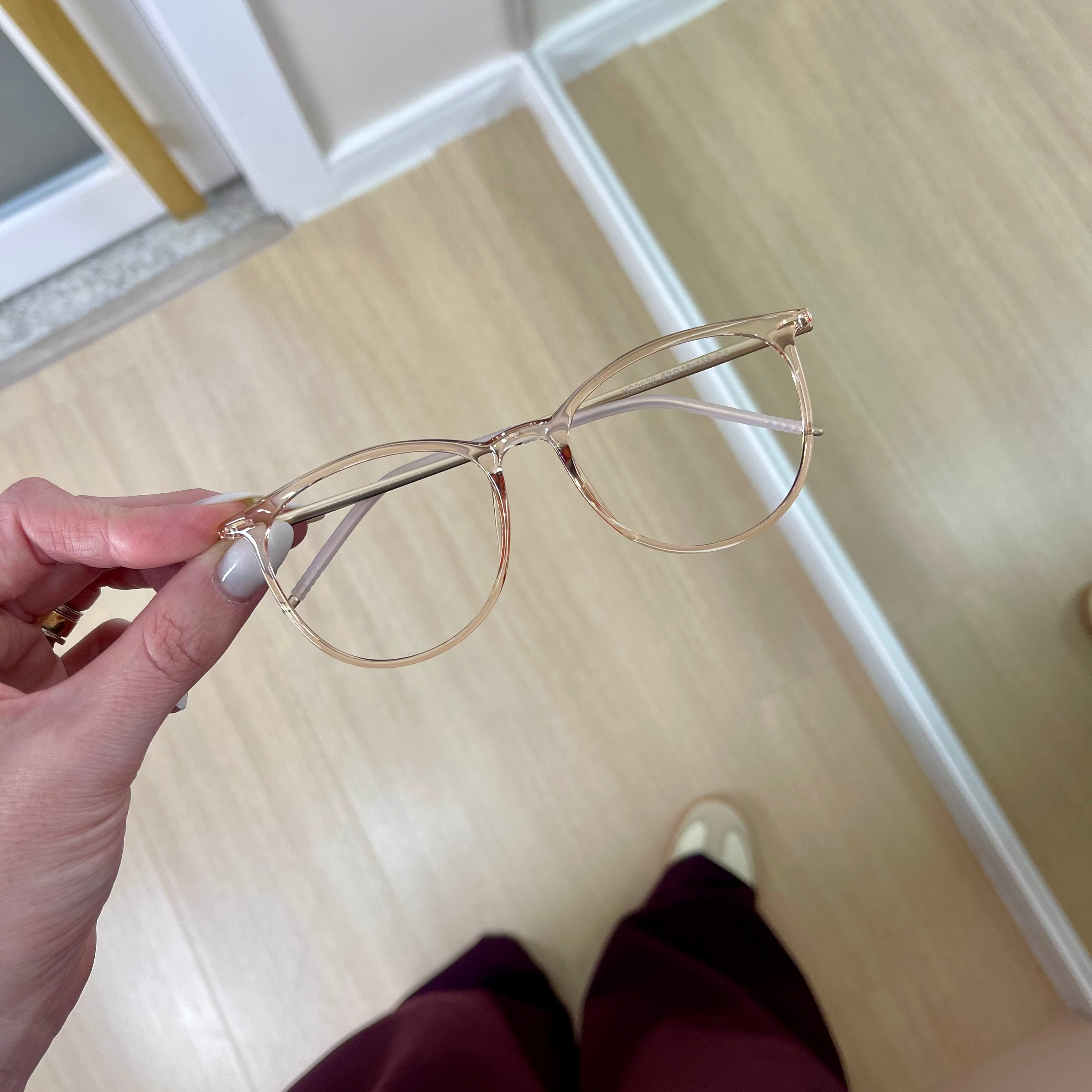 files/oculos_de_grau_kessy_feminino_135_transparente_dourado.heic