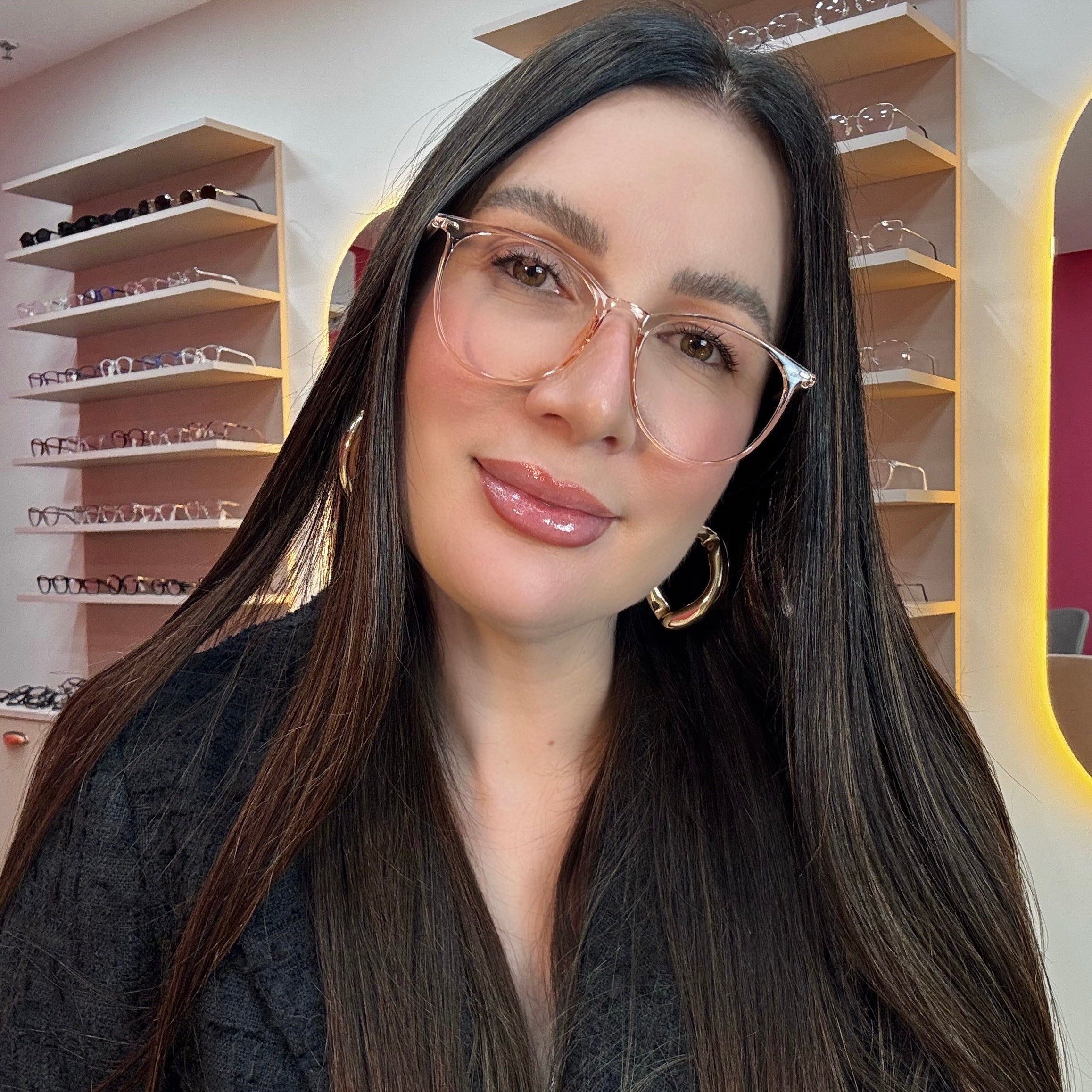 files/oculos_de_grau_kessy_feminino_135_transparente_dourado_rosto.jpg