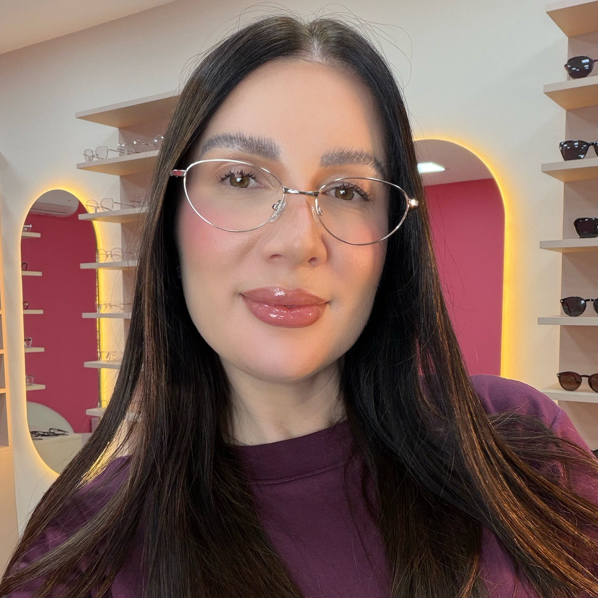 files/oculos_de_grau_kessy_feminino_155_prata_rosto.jpg
