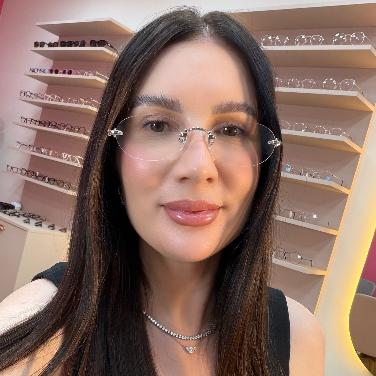 files/oculos_de_grau_kessy_feminino_211_prata_rosto.jpg
