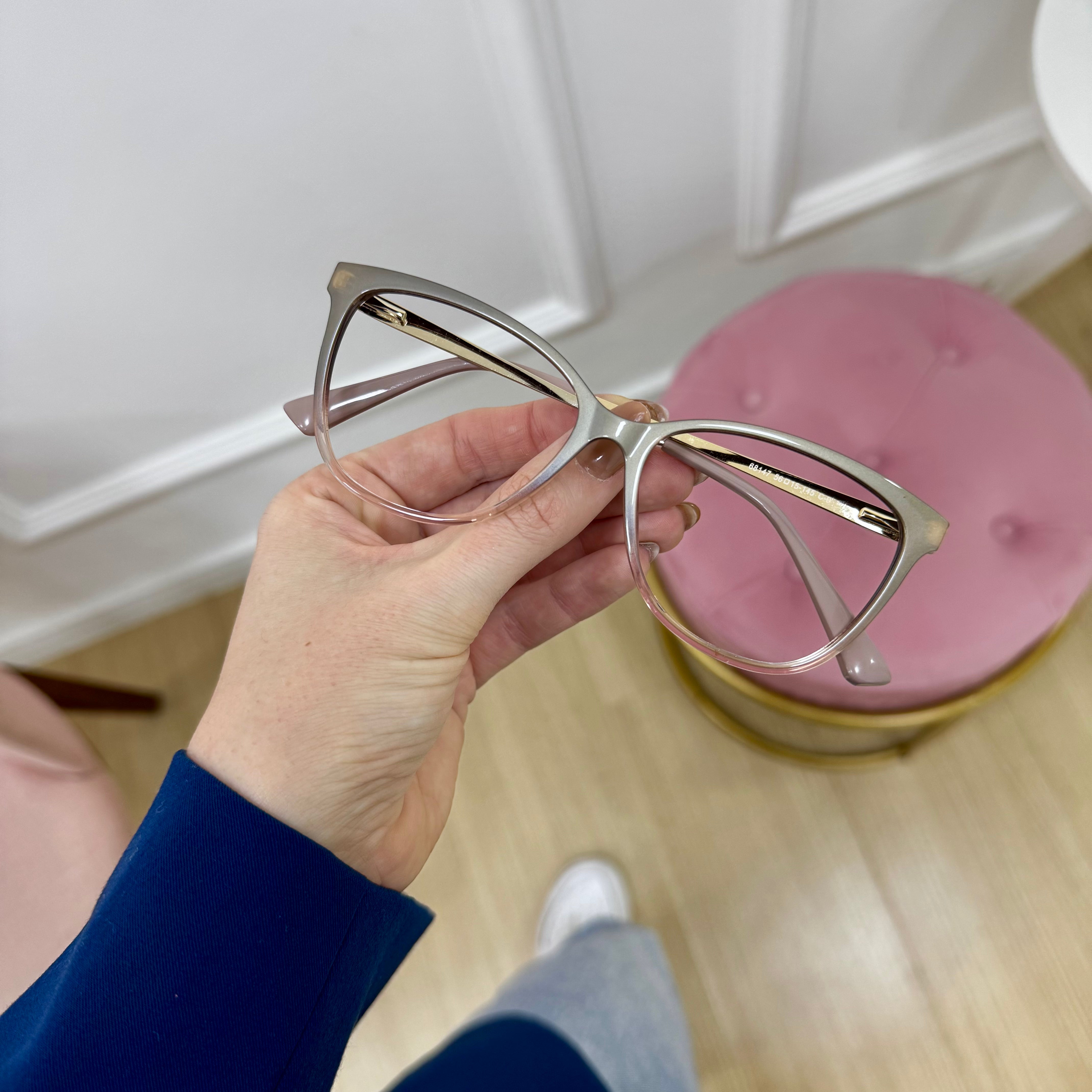 files/oculos_de_grau_kessy_feminino_215_cinza_degrade_mao.heic