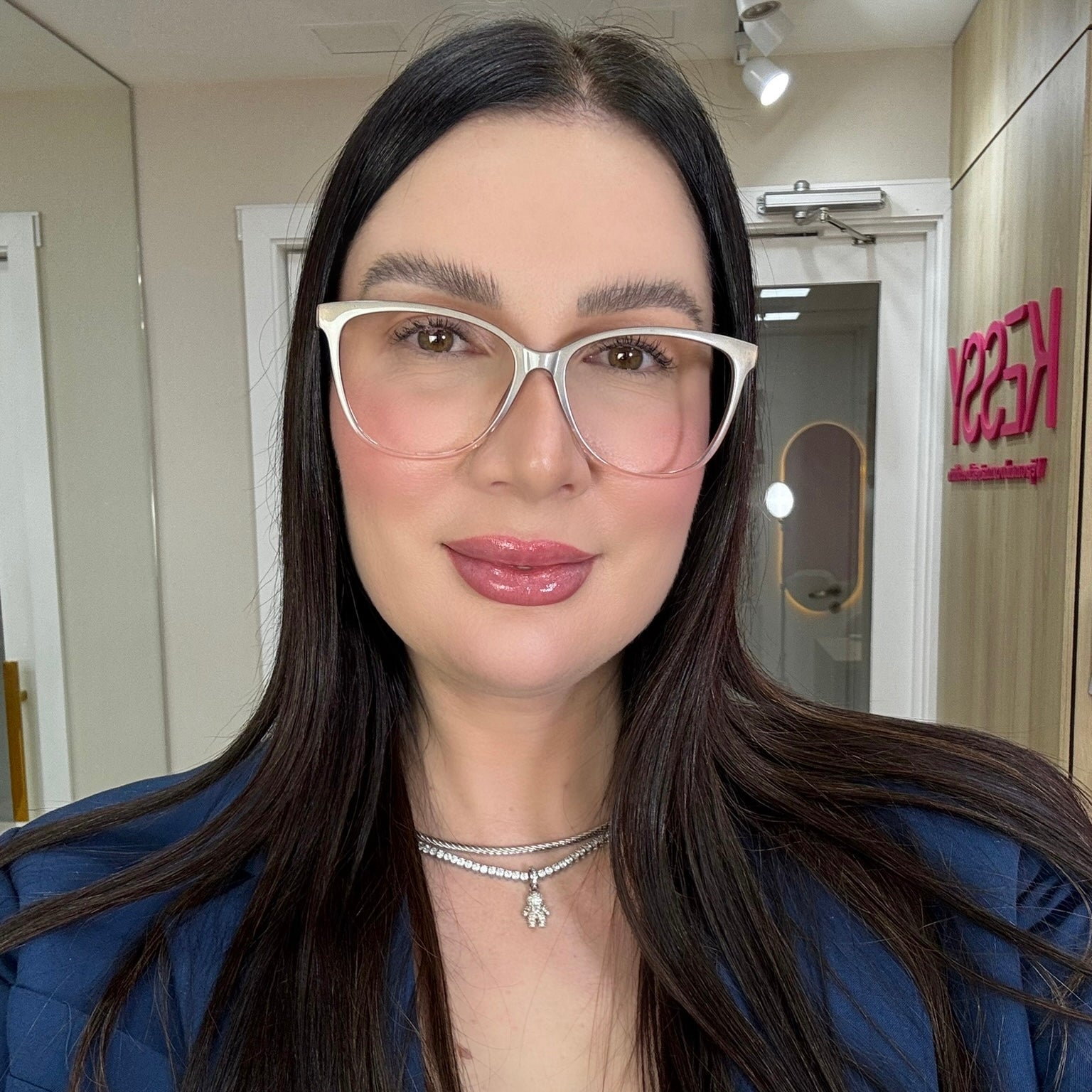files/oculos_de_grau_kessy_feminino_215_cinza_degrade_rosto.jpg