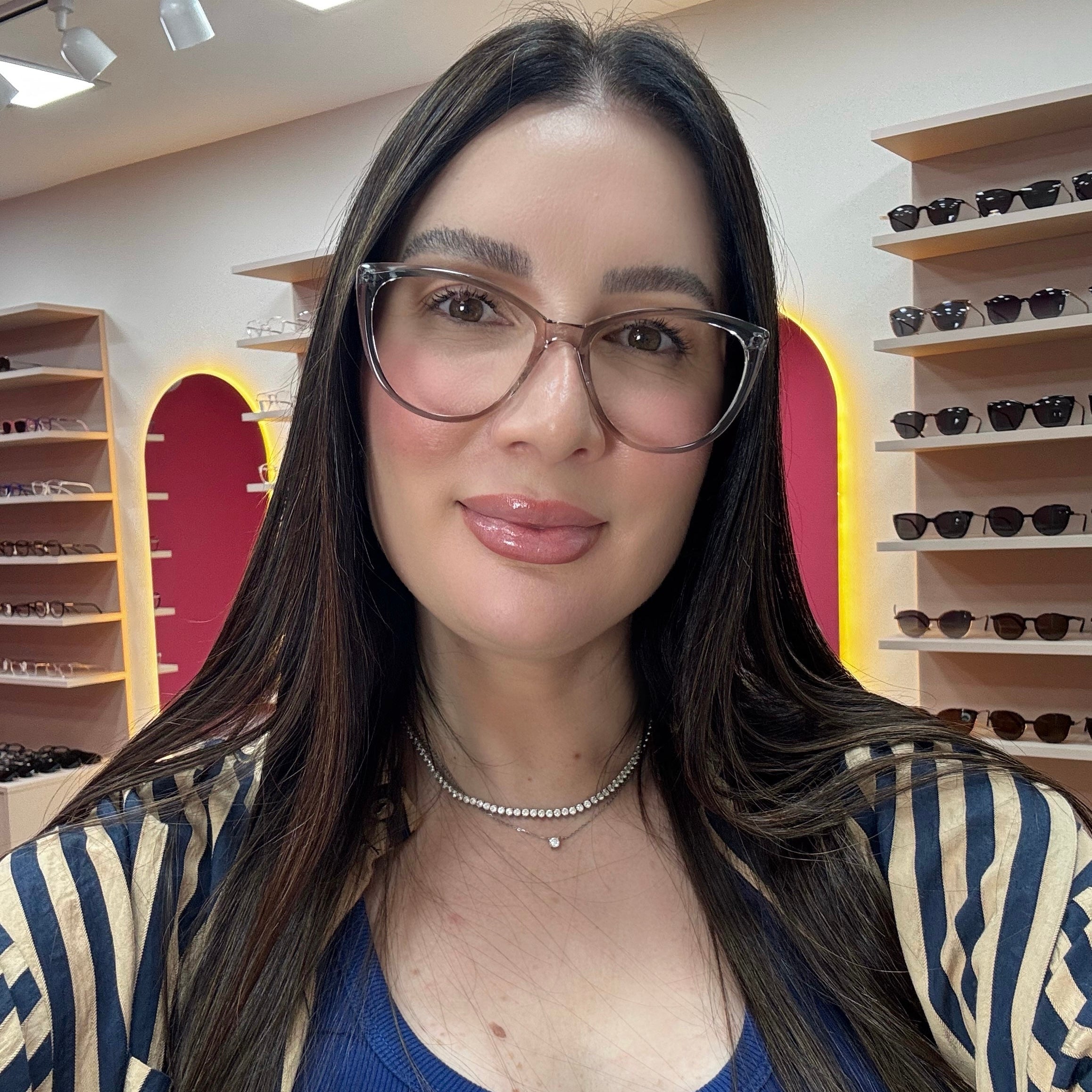 files/oculos_de_grau_kessy_feminino_270_azul_degrade_rosto.jpg