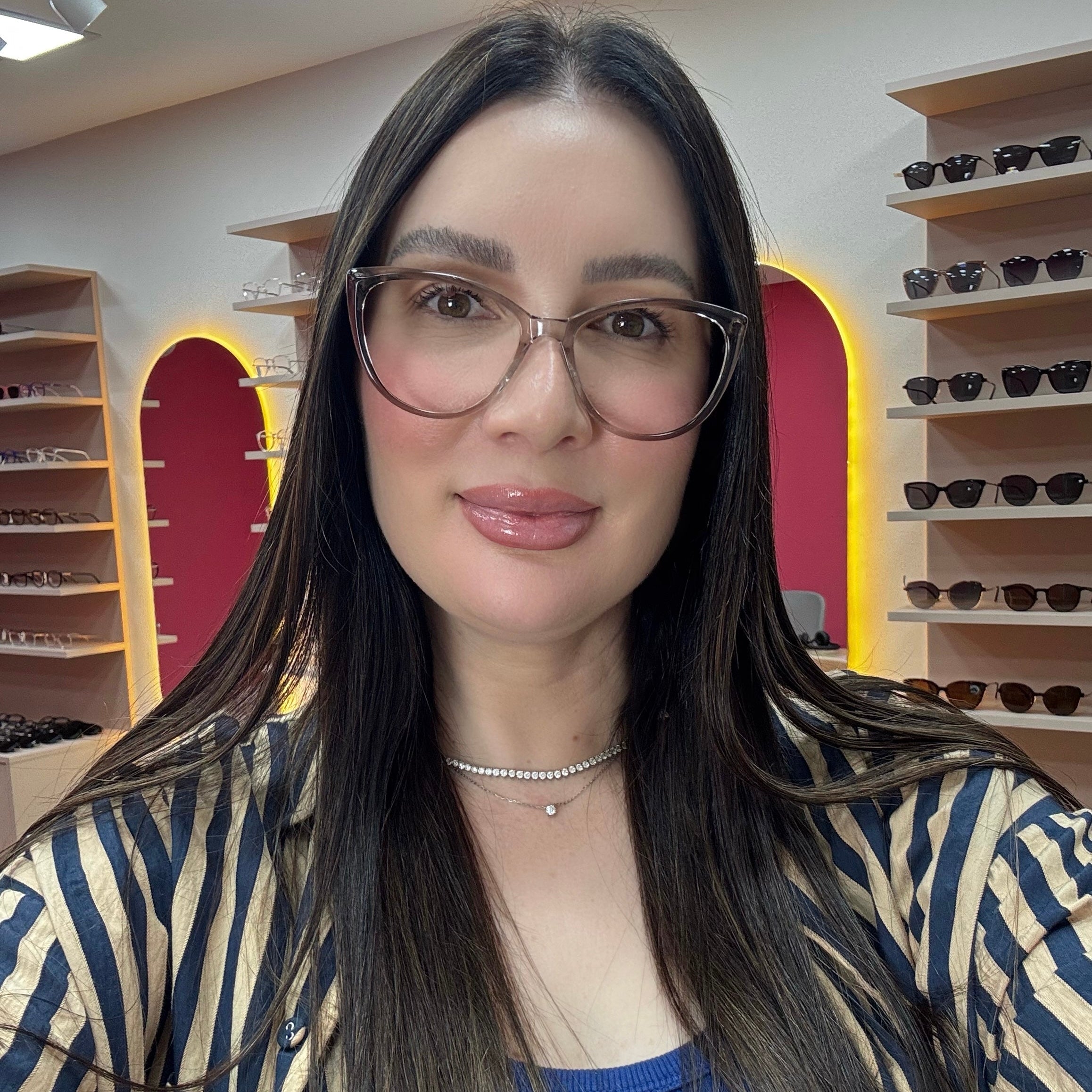 files/oculos_de_grau_kessy_feminino_270_marrom_degrade_rosto.jpg