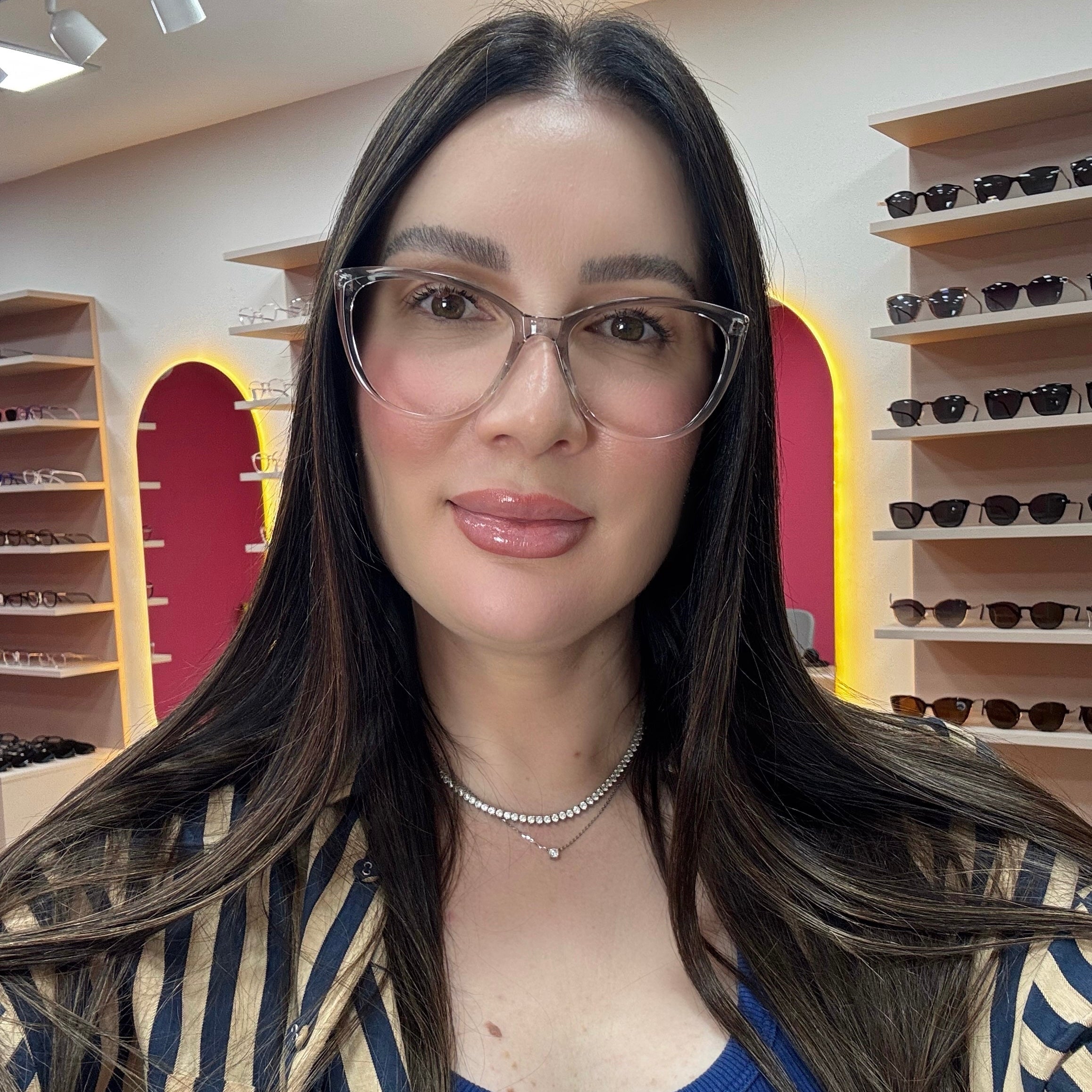 files/oculos_de_grau_kessy_feminino_270_transparente_cinza_rosto.jpg
