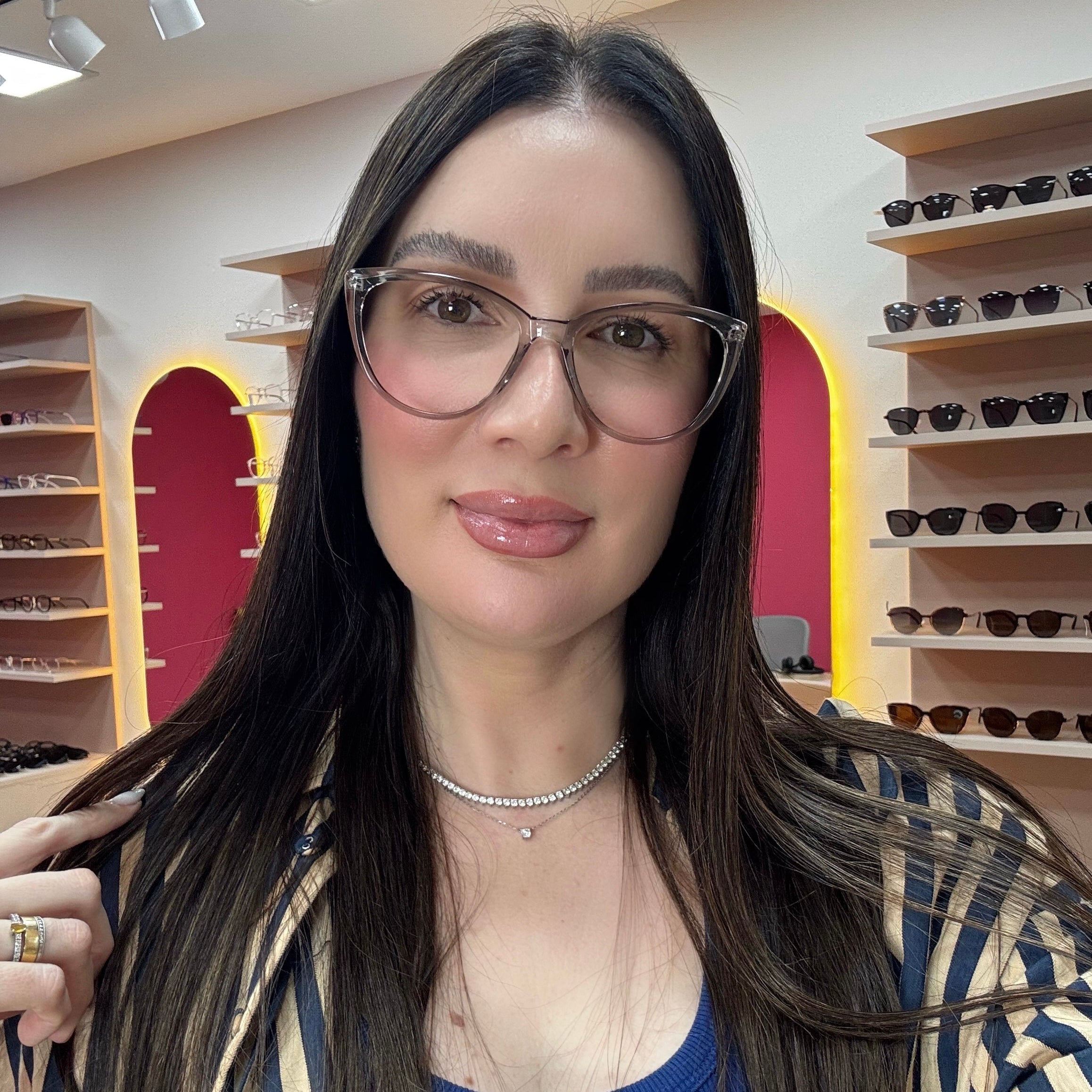 files/oculos_de_grau_kessy_feminino_270_transparente_preto_rosto.jpg