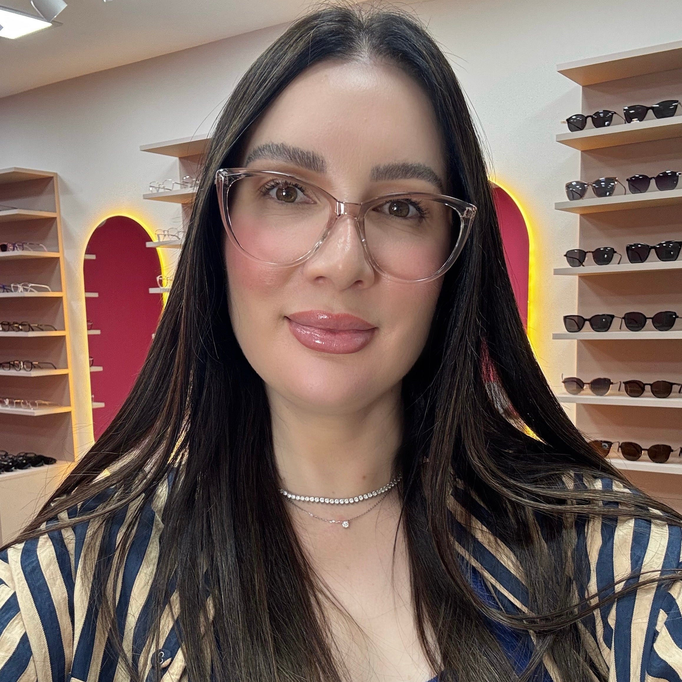 files/oculos_de_grau_kessy_feminino_270_transparente_rose_rosto.jpg
