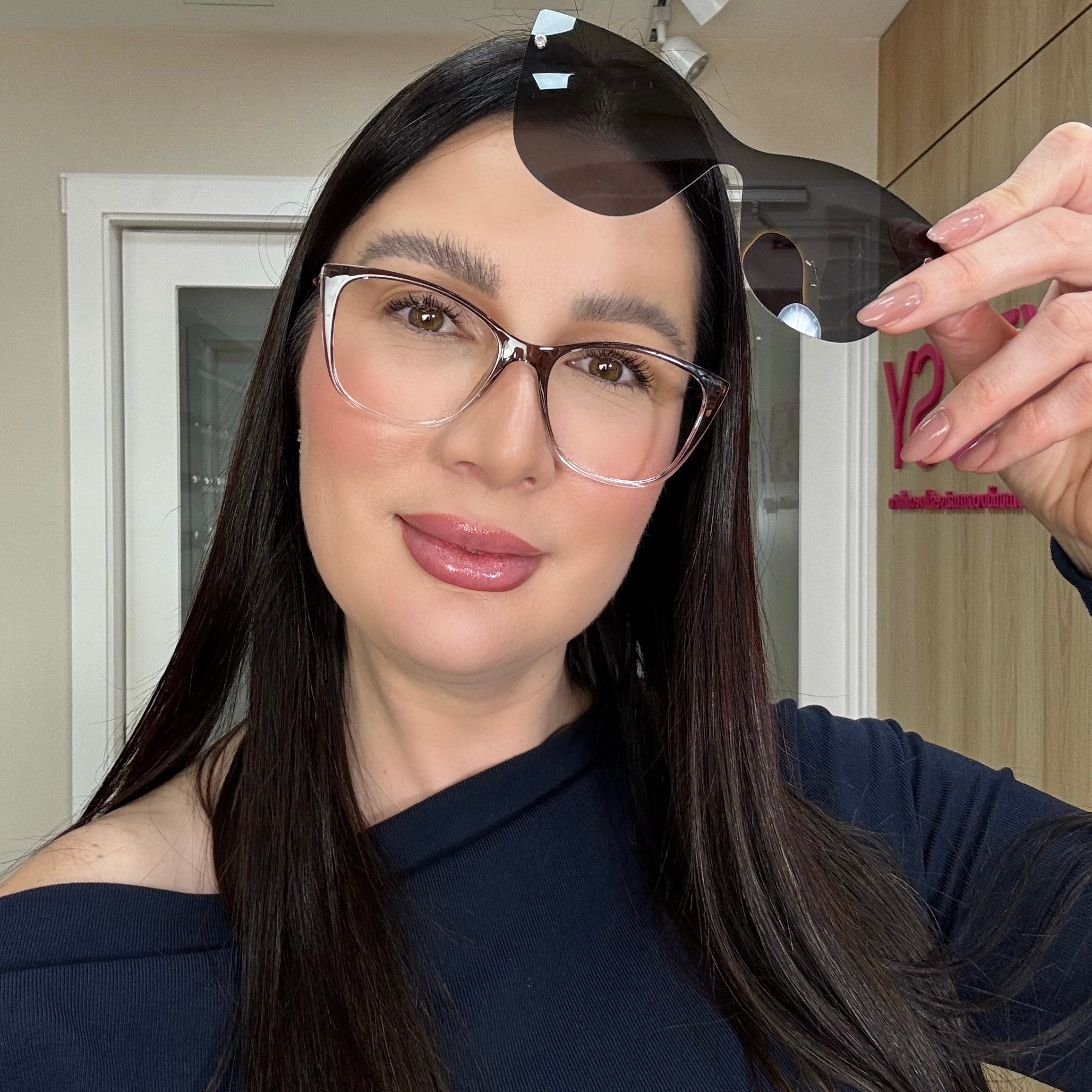 files/oculos_de_grau_kessy_feminino_291_marrom_rosto.jpg