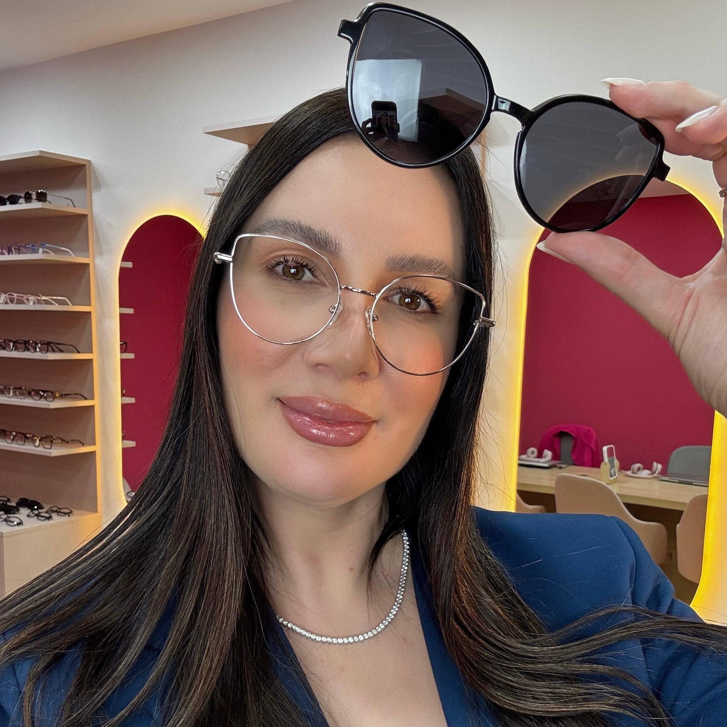 files/oculos_de_grau_kessy_feminino_332_prata_rosto.jpg