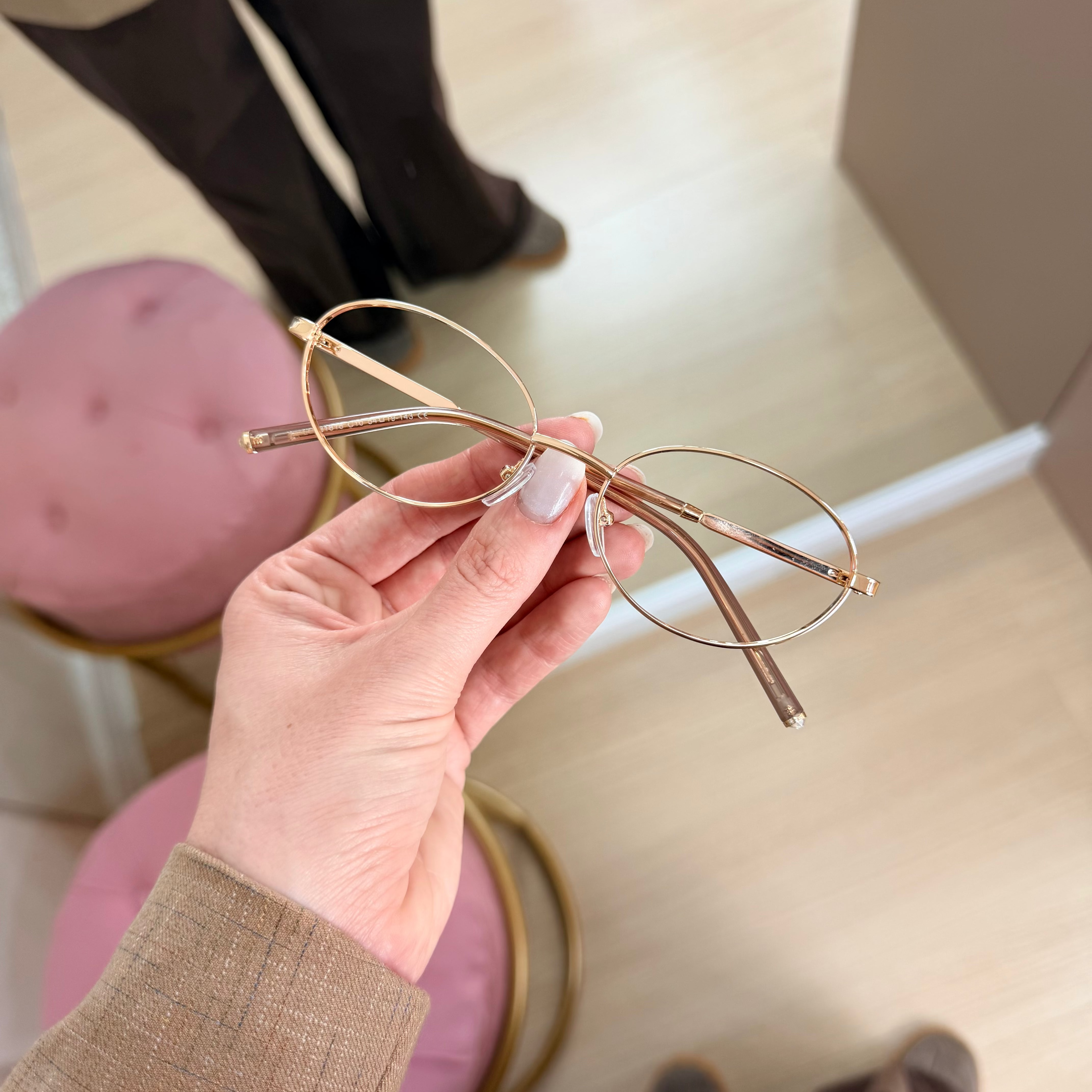 files/oculos_de_grau_kessy_feminino_348_dourado_lateral.heic