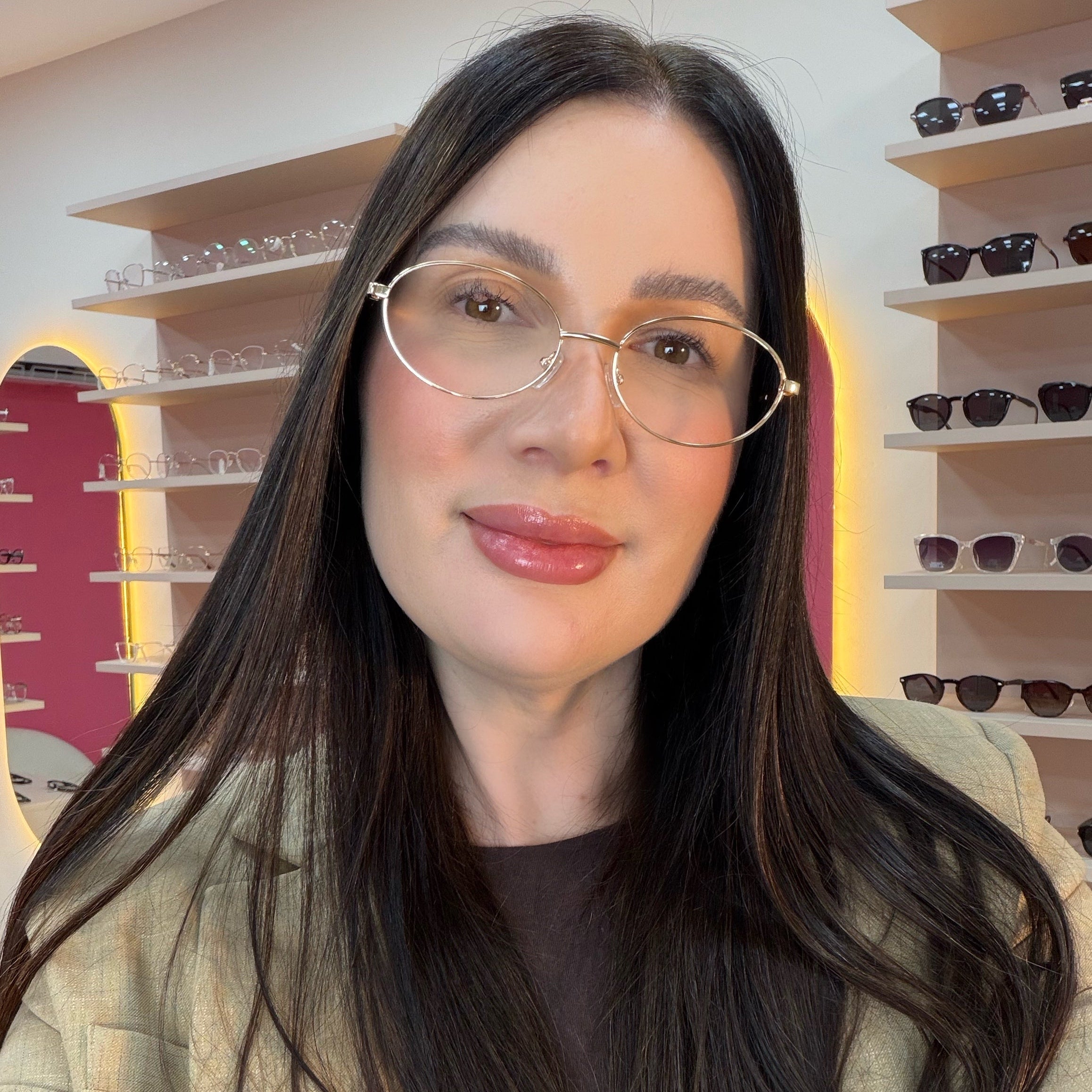 files/oculos_de_grau_kessy_feminino_348_dourado_rosto.jpg
