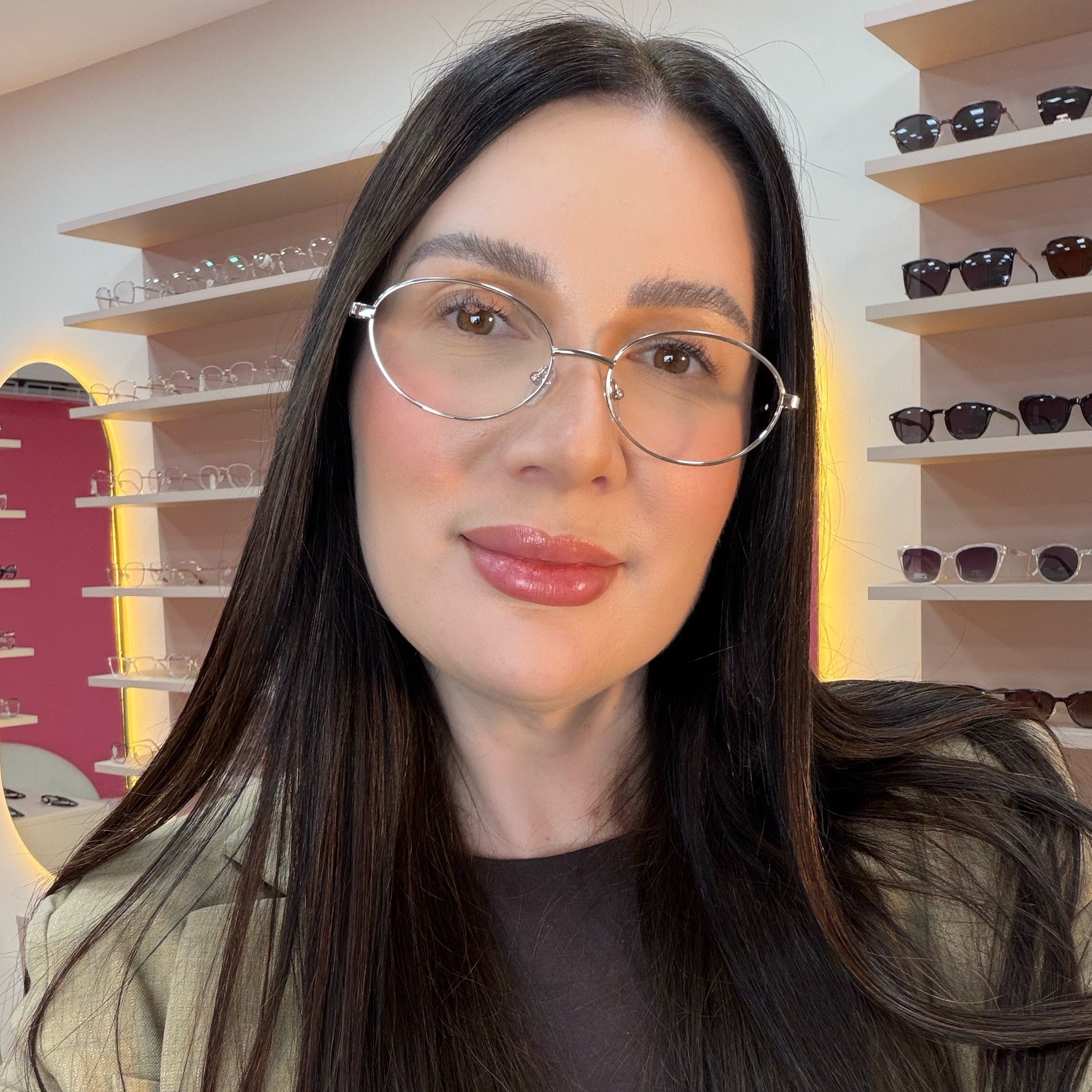 files/oculos_de_grau_kessy_feminino_348_prata_rosto.jpg