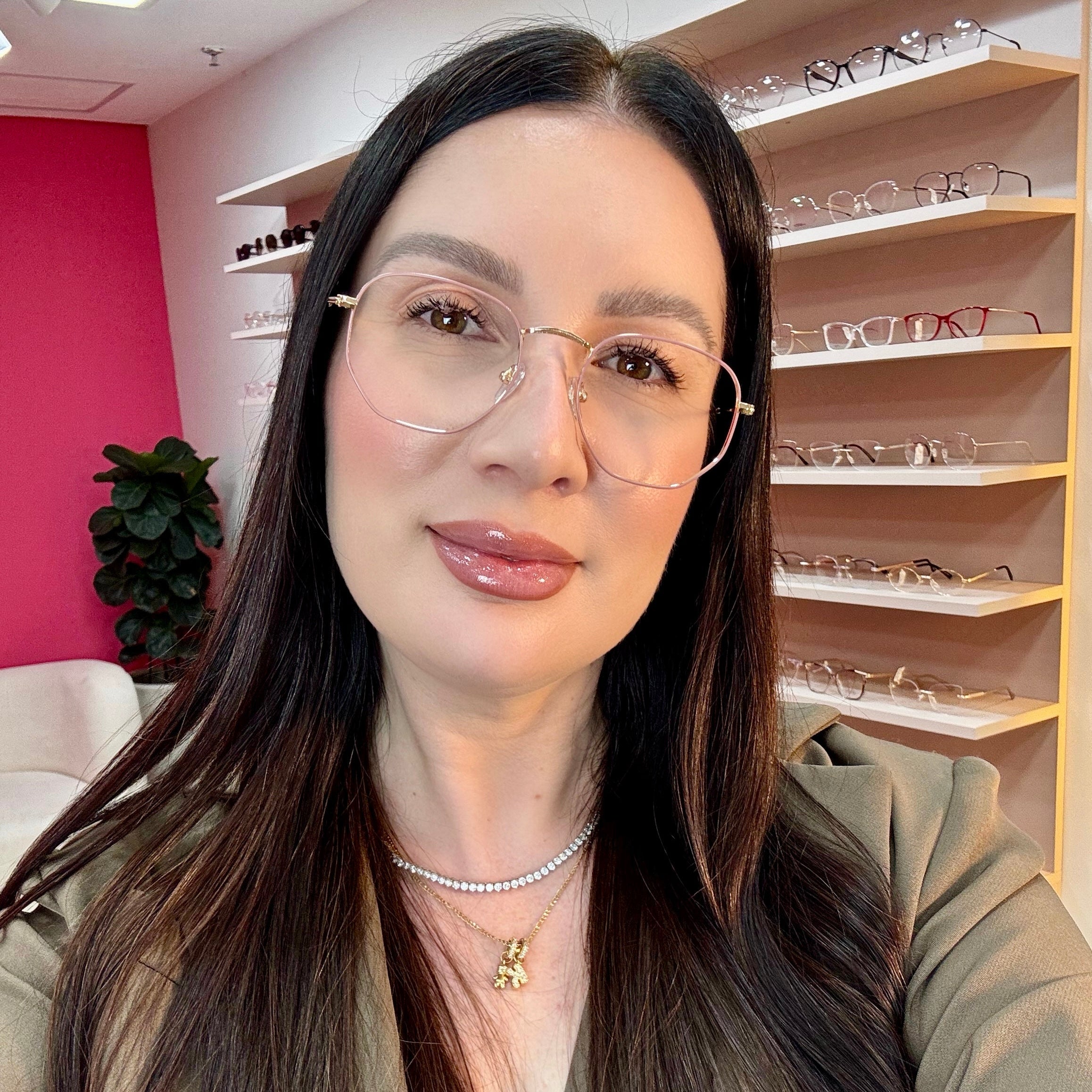 files/oculos_de_grau_kessy_feminino_350_rosa_rosto.jpg