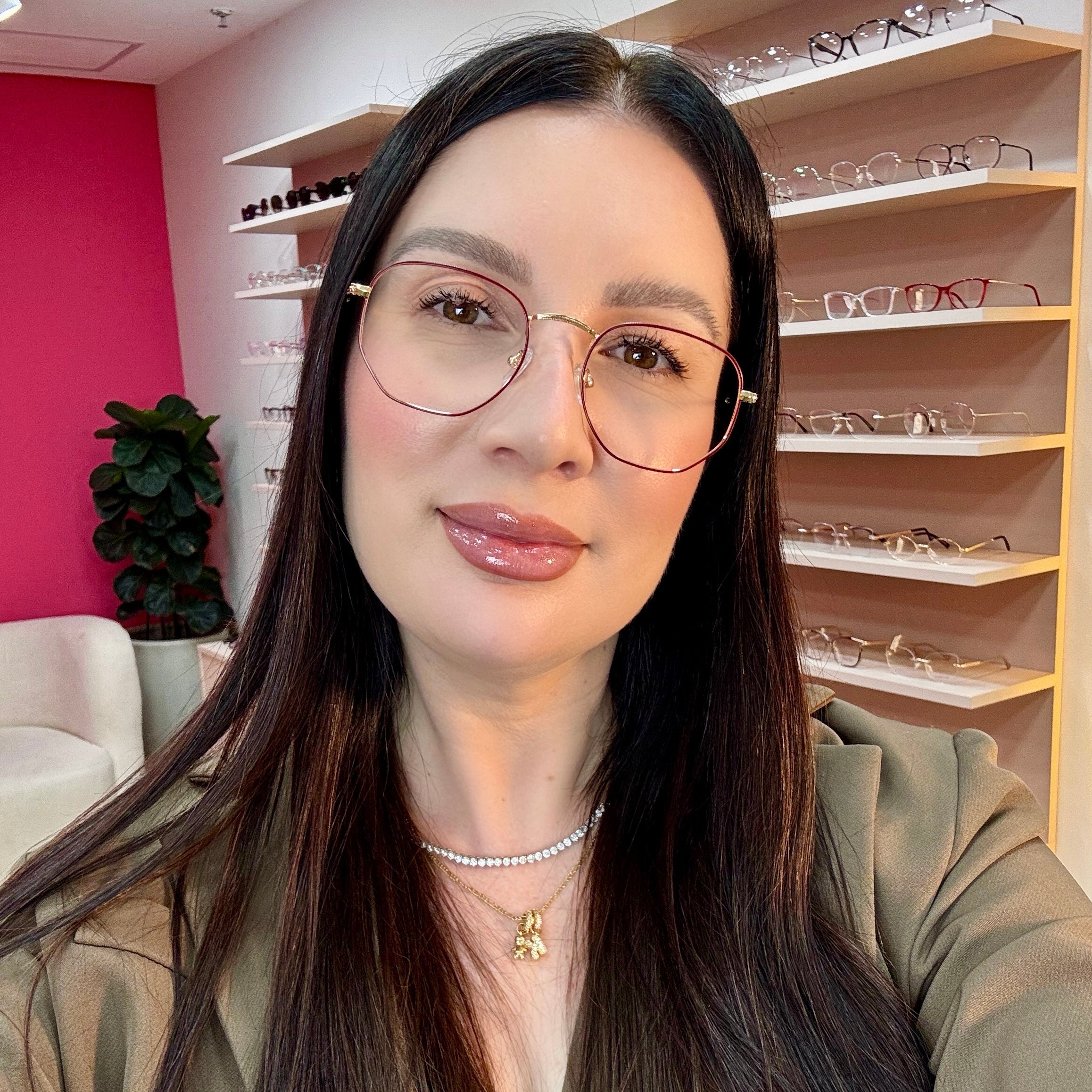 files/oculos_de_grau_kessy_feminino_350_vinho_rosto.jpg