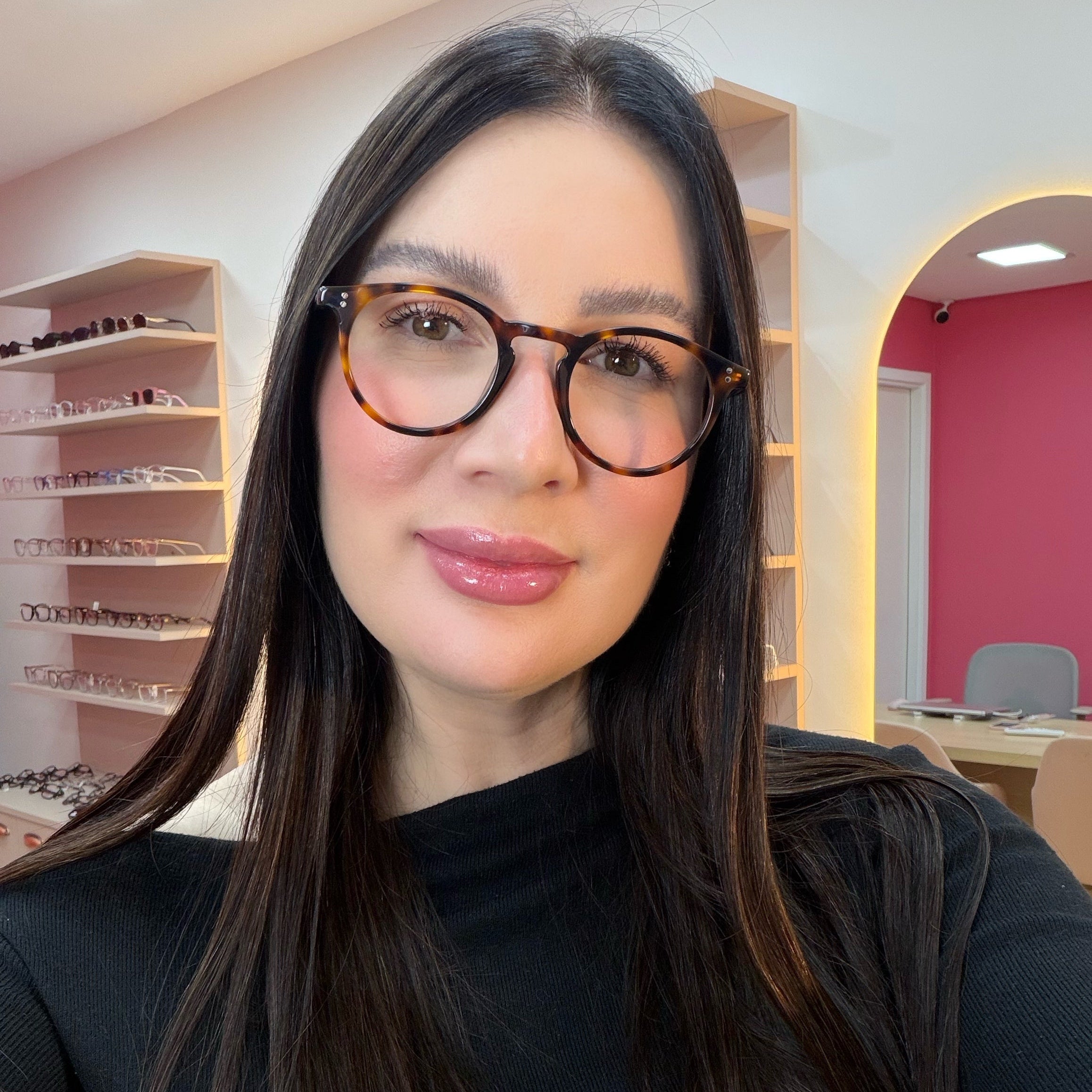 files/oculos_de_grau_kessy_feminino_410_demi_marrom_rosto.jpg