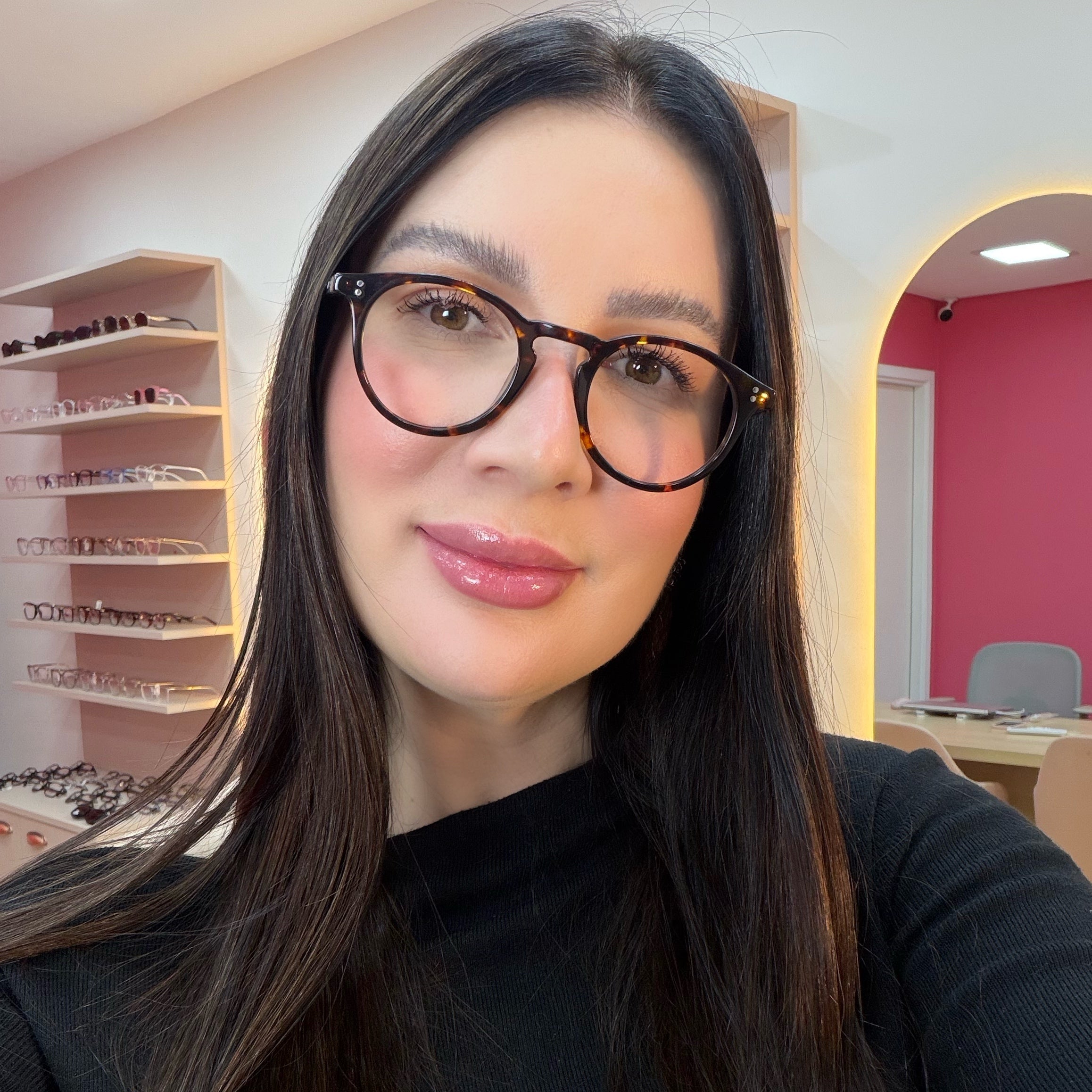 files/oculos_de_grau_kessy_feminino_410_demi_rosto.jpg